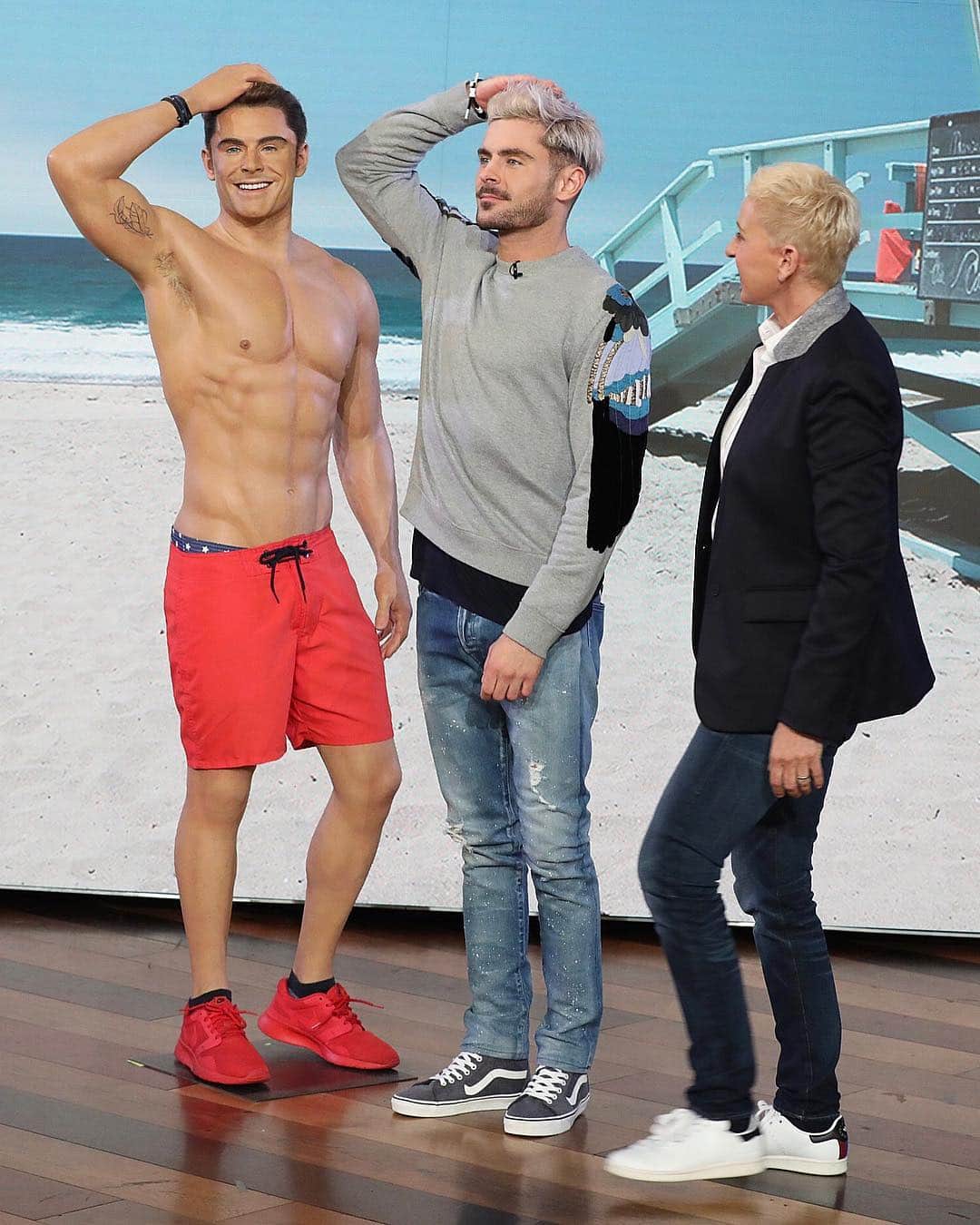 Just Jaredさんのインスタグラム写真 - (Just JaredInstagram)「@zacefron met his shirtless wax figure during his @theellenshow interview and even lifted his shirt to compare abs! #ZacEfron #EllenDeGeneres #MadameTussauds Photos: Michael Rozman/Warner Bros.」4月30日 15時08分 - justjared