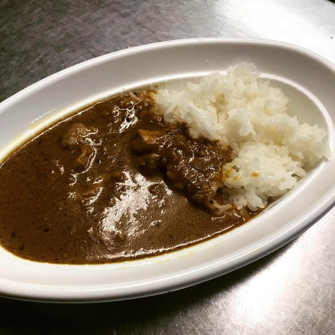 桜井誠さんのインスタグラム写真 - (桜井誠Instagram)「VIVA LAで初披露！ 桜井食堂のスパイスチキンカレー！ 夏フェスをイメージして、スカッと抜ける辛味を目指しました。 美味しく仕上がってます！ 5/2より5/6まで、けやき広場でお待ちしております！ チケットがなくても購入可能ですので、是非遊びに来てください！ #桜井食堂 #curry #vivalarock」4月30日 15時18分 - m_sakurai_da