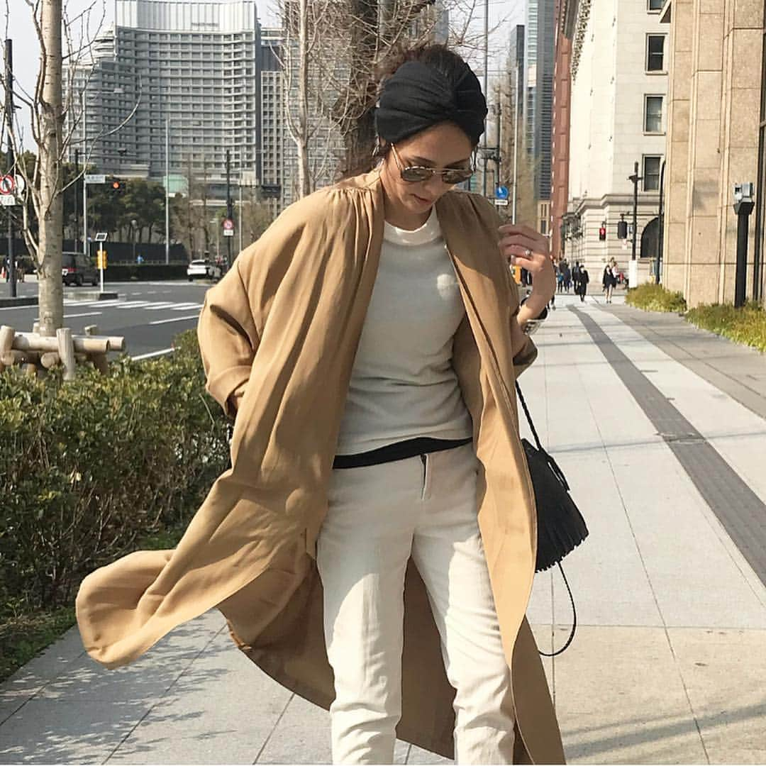 Michikoさんのインスタグラム写真 - (MichikoInstagram)「_______ ONE CASUAL DAY✔️ . 少し前の日曜午後。 . 新しいPCを受け取りに行っただけだから、 簡単に髪を結わえてターバンにカジュアル服で。 . 透け感のないホワイトパンツの下に ボディメイク用のインナーを仕込んでみたけれど... . 久しぶりにこのパンツを履いたら 緩くなっていてびっくりした。 私、こんなに太ってたのかな 笑😅 . この日はどうしてもこのホワイトパンツが履きたくて、 とりあえずベルトで対応 笑 . 腰回りが引き締まったのは、 骨盤矯正のサポートもしてくれるインナーのおかげ？🤔 . . #outfit #throwback .」4月30日 15時19分 - michiko.jp