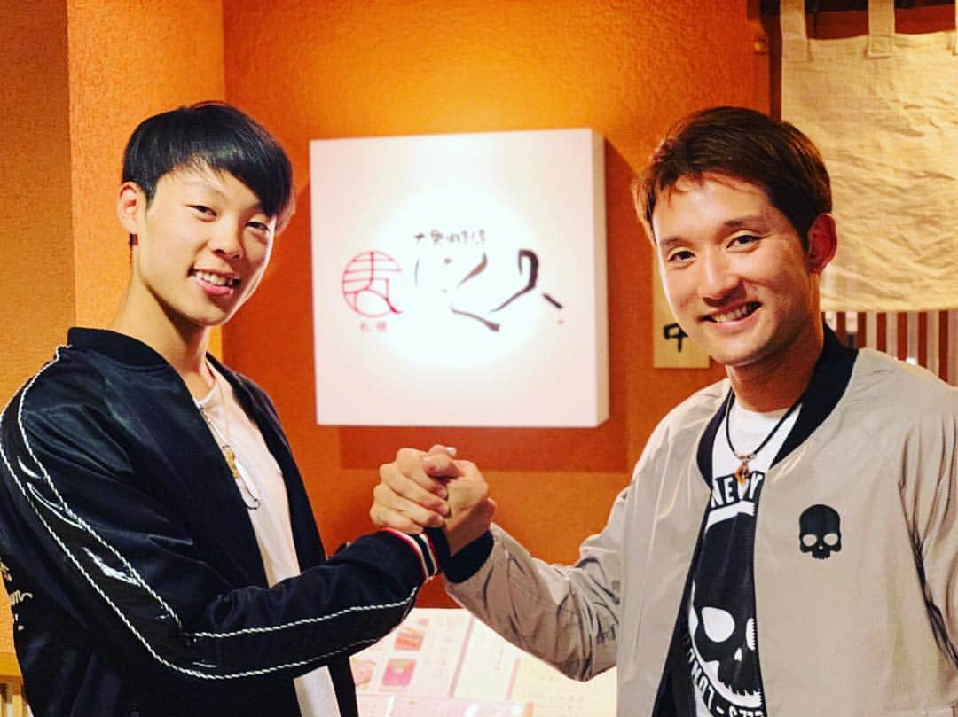 小林陵侑のインスタグラム：「We love 北海道シリーズ お疲れ様でした⚾️ 先日は！！.... 拳士さんとご飯でした！(^^) 馬肉うまかった🐴🤤 ご馳走さまでした🙏 明日からも頑張ってください💪  #杉谷拳士 #小林陵侑 #プロ野球 #スキージャンプ #日本ハムファイターズ #日ハム #土屋ホーム #ryoyukobayashi #景色の写真 #載せます」