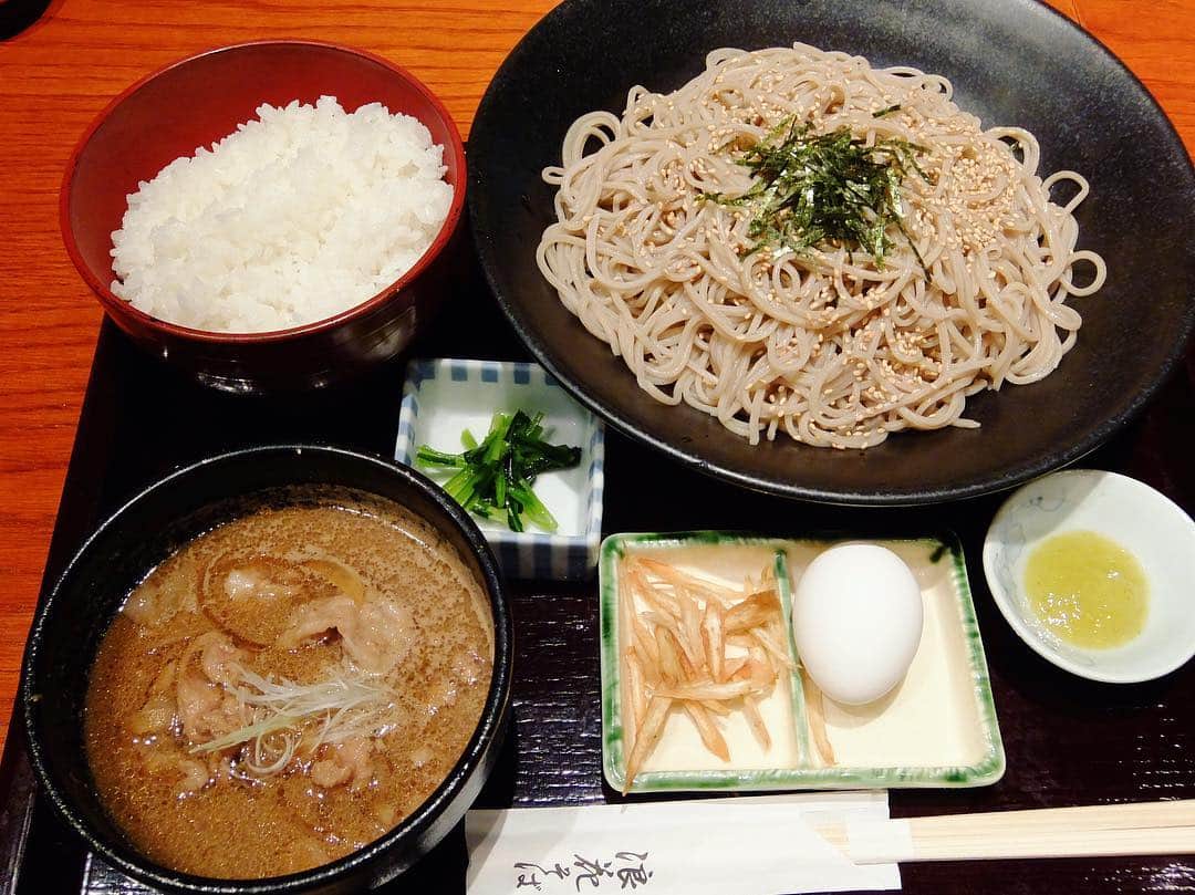 のインスタグラム：「朝、体重を計ったら52.2kgに減っていたのでので、昼ごはんは浪花そばで『肉つけそば』をごはん付きで。これで体重増えるかなあ。 #昼ごはん #ランチ #肉つけ #そば #蕎麦 #ごはん #lunch #noodles #instafood」