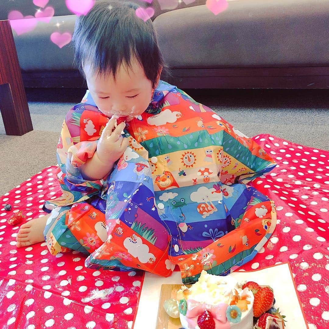 金谷有希子さんのインスタグラム写真 - (金谷有希子Instagram)「. . .【1歳のお誕生日ランチ】 .やってみたかったスマッシュケーキ🧁❣️ . . .ですがフルーツばかり食べてケーキは思いの外、スマッシュされませんでしたね、、😹 . .詳しくはアメブロからご覧くださいませ✨ . #一歳のお祝い #スマッシュケーキ #スマッシュされず 😹 #新米ママ  #女の子ママ #1歳」4月30日 15時14分 - kanatani_yukiko