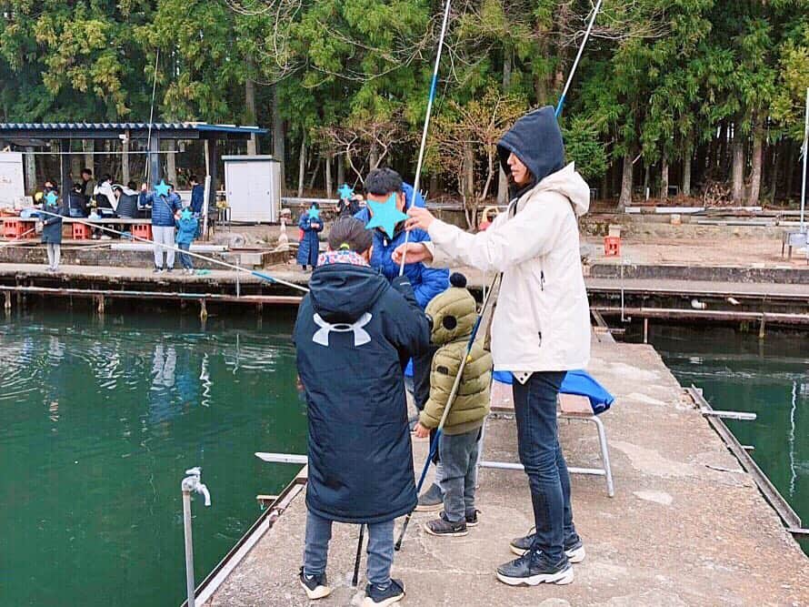 牧野紗弥さんのインスタグラム写真 - (牧野紗弥Instagram)「山中湖キャンプ🏕 初日は予想外の雪もあり、無理をせずにホテル泊に変更して、プール遊び😄🙌🏻 2日目は山中湖で楽しみにしていたウェイクボードからスタート！湖の水温は10℃程‥ 水から上がるとガクガクブルブルでしたが、5本程乗れてすごく楽しめました😆💕✌🏻 その後は山中湖村営キャンプ場に移動してテントを設営。今年初のキャンプは吐く息が白くなるほど冷え込みましたが焚き火をみんなで囲んで暖を取りながら談笑😂🙌🏻 最終日はレック山中湖テニスプラザで子供VSパパや子供達同士のマッチプレーで汗を流し、その後は富士宮釣り堀でマス釣り‼️ 雪、雨とスッキリしないお天気でしたが、存分に山中湖を楽しんだ2泊3日でした😆🙌🏻 キャンプの時は大体着替えなしで、 乗り切る派なので、厳選の一着です🤣🤣🤣今回は @thenorthface のアウターに @clane_official メンズの黒パーカー、 @sinmedenim のブラックデニム 、 @nike M2Kテクノのスニーカーでした😄」4月30日 15時16分 - makinosaya