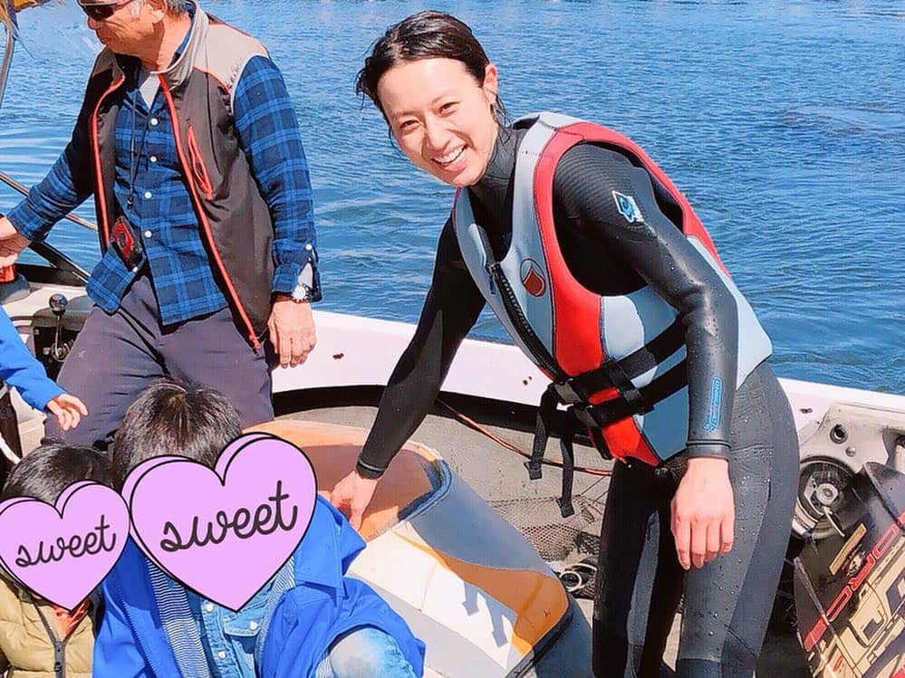 牧野紗弥さんのインスタグラム写真 - (牧野紗弥Instagram)「山中湖キャンプ🏕 初日は予想外の雪もあり、無理をせずにホテル泊に変更して、プール遊び😄🙌🏻 2日目は山中湖で楽しみにしていたウェイクボードからスタート！湖の水温は10℃程‥ 水から上がるとガクガクブルブルでしたが、5本程乗れてすごく楽しめました😆💕✌🏻 その後は山中湖村営キャンプ場に移動してテントを設営。今年初のキャンプは吐く息が白くなるほど冷え込みましたが焚き火をみんなで囲んで暖を取りながら談笑😂🙌🏻 最終日はレック山中湖テニスプラザで子供VSパパや子供達同士のマッチプレーで汗を流し、その後は富士宮釣り堀でマス釣り‼️ 雪、雨とスッキリしないお天気でしたが、存分に山中湖を楽しんだ2泊3日でした😆🙌🏻 キャンプの時は大体着替えなしで、 乗り切る派なので、厳選の一着です🤣🤣🤣今回は @thenorthface のアウターに @clane_official メンズの黒パーカー、 @sinmedenim のブラックデニム 、 @nike M2Kテクノのスニーカーでした😄」4月30日 15時16分 - makinosaya