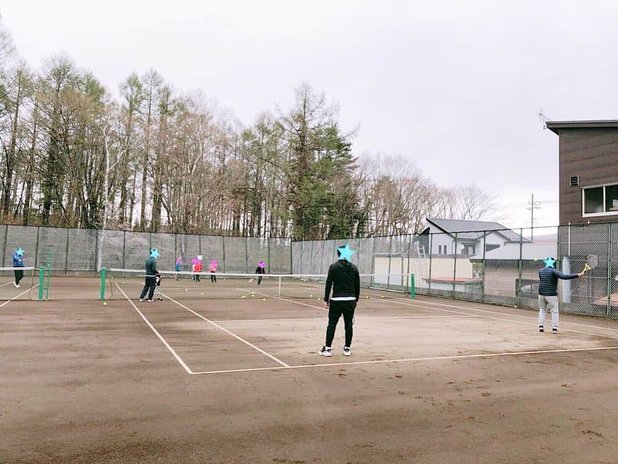 牧野紗弥さんのインスタグラム写真 - (牧野紗弥Instagram)「山中湖キャンプ🏕 初日は予想外の雪もあり、無理をせずにホテル泊に変更して、プール遊び😄🙌🏻 2日目は山中湖で楽しみにしていたウェイクボードからスタート！湖の水温は10℃程‥ 水から上がるとガクガクブルブルでしたが、5本程乗れてすごく楽しめました😆💕✌🏻 その後は山中湖村営キャンプ場に移動してテントを設営。今年初のキャンプは吐く息が白くなるほど冷え込みましたが焚き火をみんなで囲んで暖を取りながら談笑😂🙌🏻 最終日はレック山中湖テニスプラザで子供VSパパや子供達同士のマッチプレーで汗を流し、その後は富士宮釣り堀でマス釣り‼️ 雪、雨とスッキリしないお天気でしたが、存分に山中湖を楽しんだ2泊3日でした😆🙌🏻 キャンプの時は大体着替えなしで、 乗り切る派なので、厳選の一着です🤣🤣🤣今回は @thenorthface のアウターに @clane_official メンズの黒パーカー、 @sinmedenim のブラックデニム 、 @nike M2Kテクノのスニーカーでした😄」4月30日 15時16分 - makinosaya