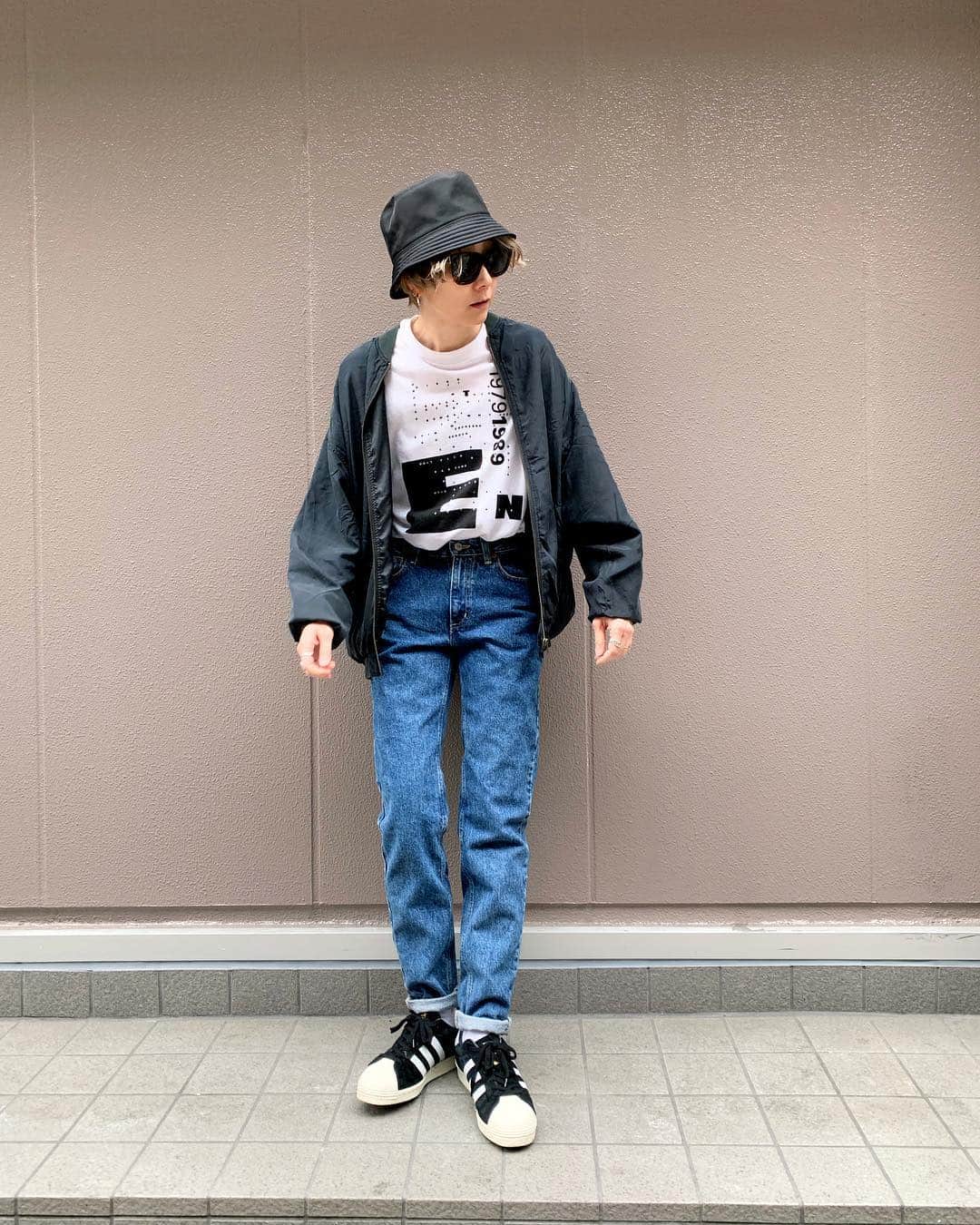 のインスタグラム：「80's DKNY テーパードdenim PANTS ¥5000+tax  ウエスト 70cm 全長 106cm 股下 79cm すそ幅 14cm . シルクブルゾン ¥5000+tax . 80's Tee ¥5000+tax . 通販も可能です。 お問い合わせはお電話で承ります。 . #お問い合わせはお電話で承ります #jammru  #osaka  #fashion  #streetstyle  #streetfashion  #vtg  #vintage  #used  #usedclothing  #古着 #古着屋 #ファッション #70s #80s #90s #dkny」