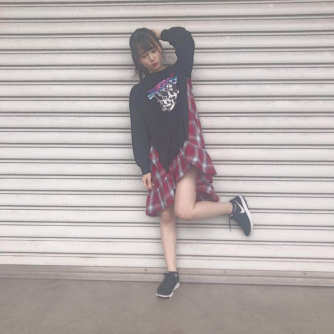 前田彩佳さんのインスタグラム写真 - (前田彩佳Instagram)「今日の私服👗﻿﻿ ﻿﻿﻿﻿ ＊＊＊＊＊＊＊＊＊＊﻿﻿﻿﻿ ﻿﻿﻿ ボーイッシュ系の服着てっていうリクエストが沢山来てたので、着てみました🥺﻿ 前はロックな感じなんですけど、後ろと裾が赤チェックになっていてとってもかわいいです💓﻿ 後ろの方が丈が長いので美脚効果もあります✨﻿ 足元は春らしくスニーカーにしてみました👟﻿ ﻿﻿﻿ ＊＊＊＊＊＊＊＊＊＊﻿﻿﻿ ﻿﻿﻿﻿ #私服﻿﻿ #jouetie ﻿ #nike」4月30日 15時35分 - _ayaka1218