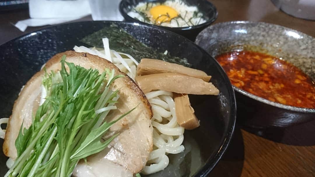 松本康太さんのインスタグラム写真 - (松本康太Instagram)「よしもと沖縄劇場出番の合間に『麺や堂幻』と言うラーメン屋さんでランチ♪僕は鬼辛つけそば(^^ゞ辛くて美味しいのです！スコーピオンと言うトウガラシを使っているので、辛さ１倍でも激辛でした♪  #沖縄 #那覇 #ラーメン #つけ麺 #麺や堂幻 #激辛 #激辛ラーメン #激辛つけ麺 #鬼つけそば #とうがらし #スコーピオン #めちゃくちゃ辛い #辛い #レギュラー松本 #あるある探検隊 #プラスマイナス #プラスマイナス兼光 くん#マジカルラブリー村上 くん」4月30日 15時29分 - aruarutankentai.matsumoto