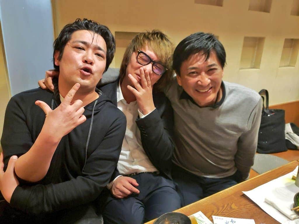 藤岡幸夫のインスタグラム：「関西フィル300回定期はチケット補助席まででて完売。皆様に感謝。エルガーのチェロ協奏曲の宮田大さん魂揺さぶる素晴らしいパフォーマンス！  後半の菅野祐悟さん交響曲２番初演は関西フィル渾身の演奏で大盛り上がり！明らかに交響曲１番から進化した、調性音楽の新しい可能性を感じさせる素晴らしい交響曲でした！  300回記念定期のメインが邦人作曲家の新作という大きなギャンブルだったけど大成功。  終演後、宮田大さんに次の共演何にする？ショスタコーヴィッチはどう！と聞いたら「菅野さんに協奏曲書いてもらいます！」。宮田さんはリハーサルも本番も客席で交響曲を聴いてくれて菅野さんに惚れてくれた。最高に嬉しかったです！  写真左端は菅野ファンのコンサートマスター岩谷祐之さん。打ち上げも盛り上がって最高の１日でした‼️」