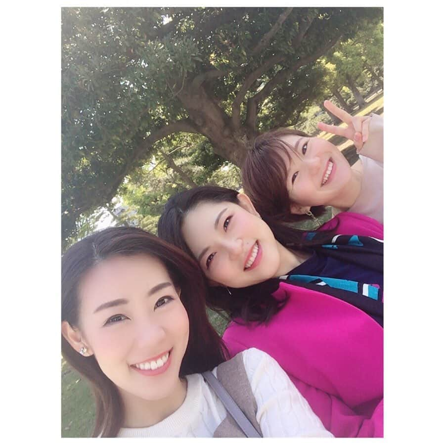 桜帆ゆかりさんのインスタグラム写真 - (桜帆ゆかりInstagram)「この連休はとっても楽しみにしていたイベントが２つもありました😌💓🌸 . . . １つ目は4月28日の花組の千秋楽✨同期の#桜咲彩花 べえーちゃんの卒業という事で朝から愉快な３人でお手伝いに楽屋におじゃましてきました！ 大変なはずなのに私たちのことまで気にしてくれるほんとに優しいべぇちゃん。最後の卒業の挨拶が彼女の宝塚への想いに溢れていてとても感動しました😢✨👏 . . . 今回は二回公演➕サヨナラショーで空き時間があったので近くをおさんぽ。皇居って近かったのに一回も行った事なくて🤭近くで見れてなんだかJapanぽくない公園も見つけて気持ちよかったです⛲️ . . . . . #花組千秋楽  #お手伝い  #同期  #93期  #改めてジェンヌさんって体力勝負だなと  #お疲れ様でした」4月30日 15時40分 - chahoroo93