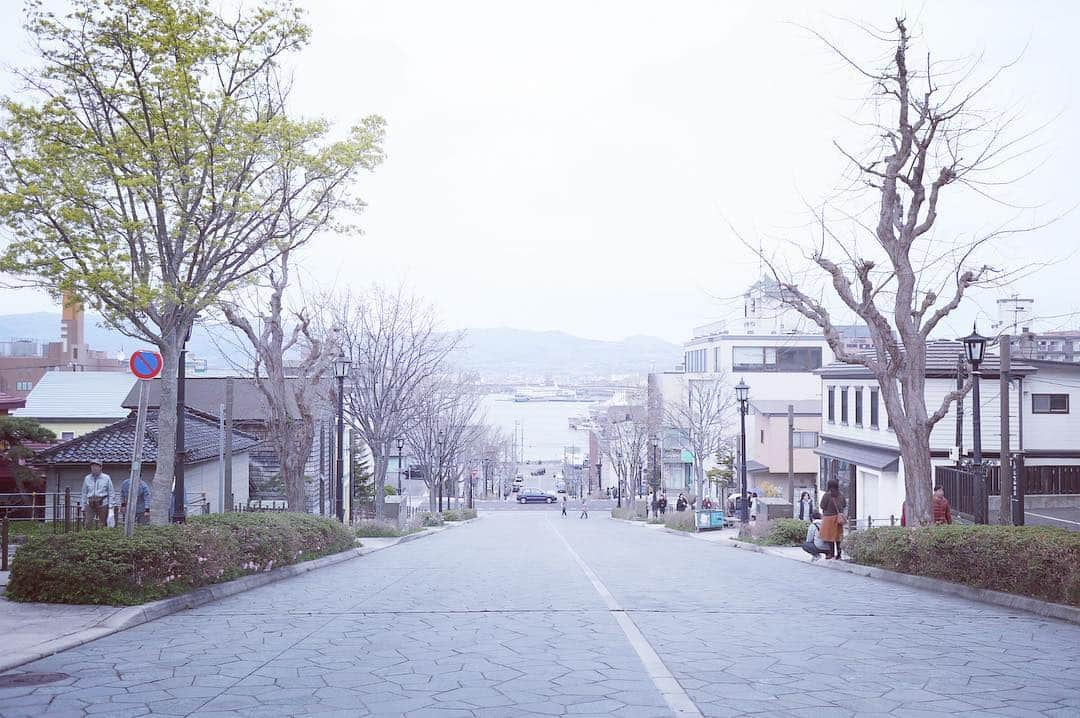 寿春花果さんのインスタグラム写真 - (寿春花果Instagram)「#八幡坂 #函館湾 雪の似合うまち❄️ . 雪は降っていないけど、雪の似合う景色☆人も身につけるもので似合うものが変わってくる♪似合いたいドレスを身につけていると似合うようになる♡ . #北海道#函館」4月30日 15時40分 - hanaka_yu