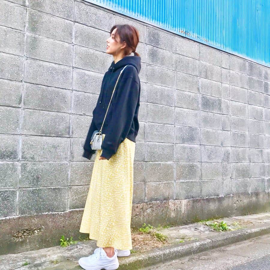 布川桃花さんのインスタグラム写真 - (布川桃花Instagram)「@lowrysfarm_official のスカート さらっとしてて着心地◎ . pumaのスニーカーは程よいボリューム感も オールホワイトなのも思い描いてた通りのものに出会えた🥺❤︎ . #momoka_fashion」4月30日 15時40分 - momoka_fukawa
