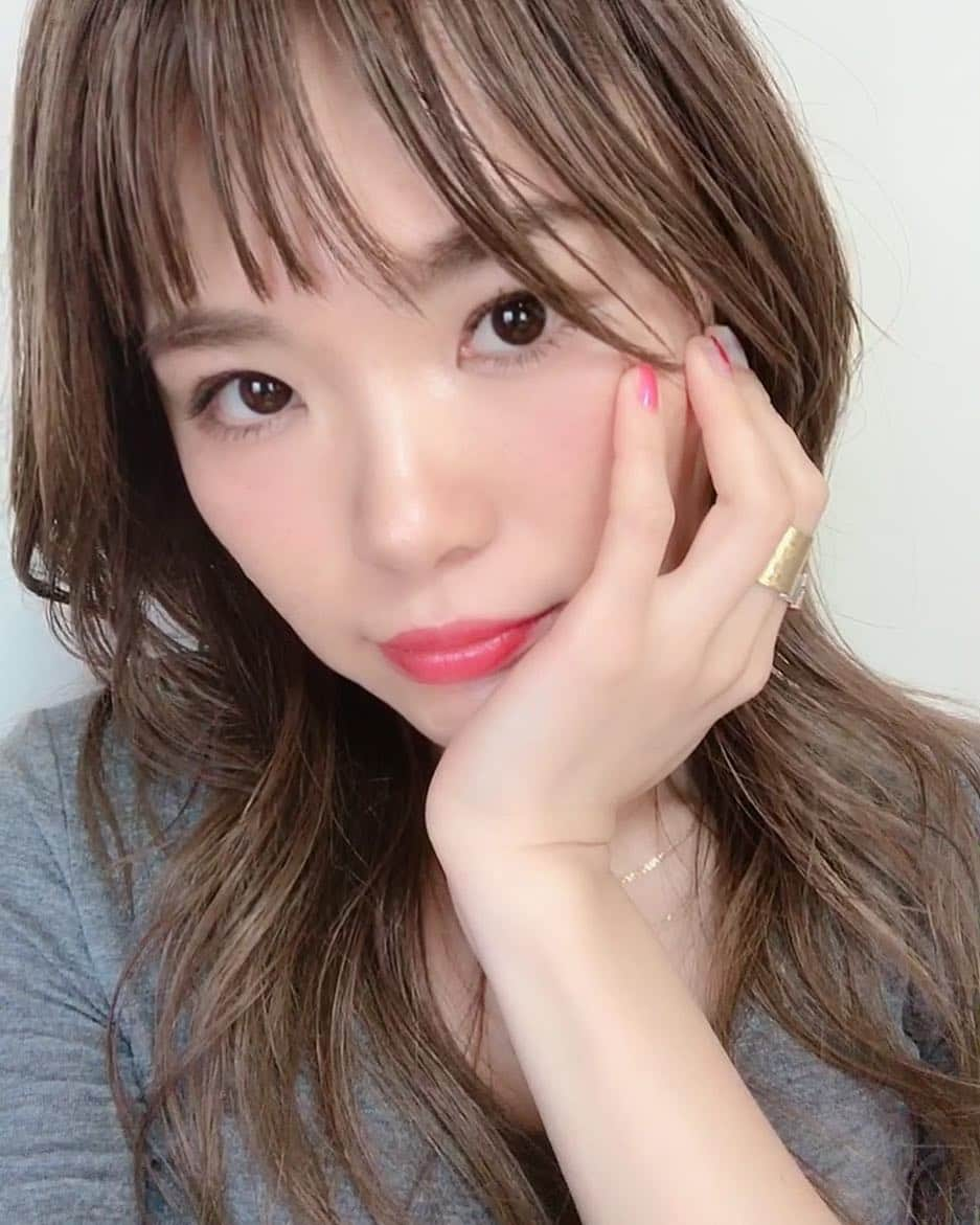 坂詰美紗子さんのインスタグラム写真 - (坂詰美紗子Instagram)「坂詰美紗子'平成'をざっくりめに振り返る。昭和生まれの私は'自分には音楽しかないんです'でここまできて、平成という時代の中でメジャーデビューをさせていただき、大好きなアーティストさん達に楽曲を書かせていただき幸せで感謝でした。勿論、人生だからしゃーないよーで楽しいことばかりではありませんでしたが、周りの方々やファンの皆さんに「坂詰さん、お願いしますよ。」「坂詰さんの曲が好きです。」と言ってもらえていたことが心の支えとなり、平成を走ってこられました。 令和という新しい時代にはどんなことが待っているのだろう？と少しの不安とワクワクを抱えながら、今日も令和に変わって早々に提出する楽曲を書いています。w 連休はありません。w 元号が変わろうが変わるまいが、心の中の大切な物は変わらずに頑張ってまいります！ ざっくりですが皆さん、いつもありがとうございます！ ・ ・ ・ #ざっくり #振り返る #平成 #令和 #記念投稿 #切り替わるからなんとなく投稿 #時代が変わっても変わらない #とにかく感謝 #感謝だよ！本当にさ！ #music #songwriter」4月30日 15時41分 - misako_sakazume