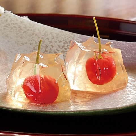 東京カレンダーさんのインスタグラム写真 - (東京カレンダーInstagram)「『宗家 源 吉兆庵』の「花桜桃」。ゼリーの中で宝石のように輝くのは、ルビー色のさくらんぼ。山形県産のさくらんぼを使用した「花桜桃」は、さわやかな甘酸っぱさと、ほんのり残る甘い香りが特徴だ。  #東京カレンダー #東カレ #tokyocalendar #手土産 #ゼリー #宗家源吉兆庵 #和菓子」4月30日 15時43分 - tokyocalendar