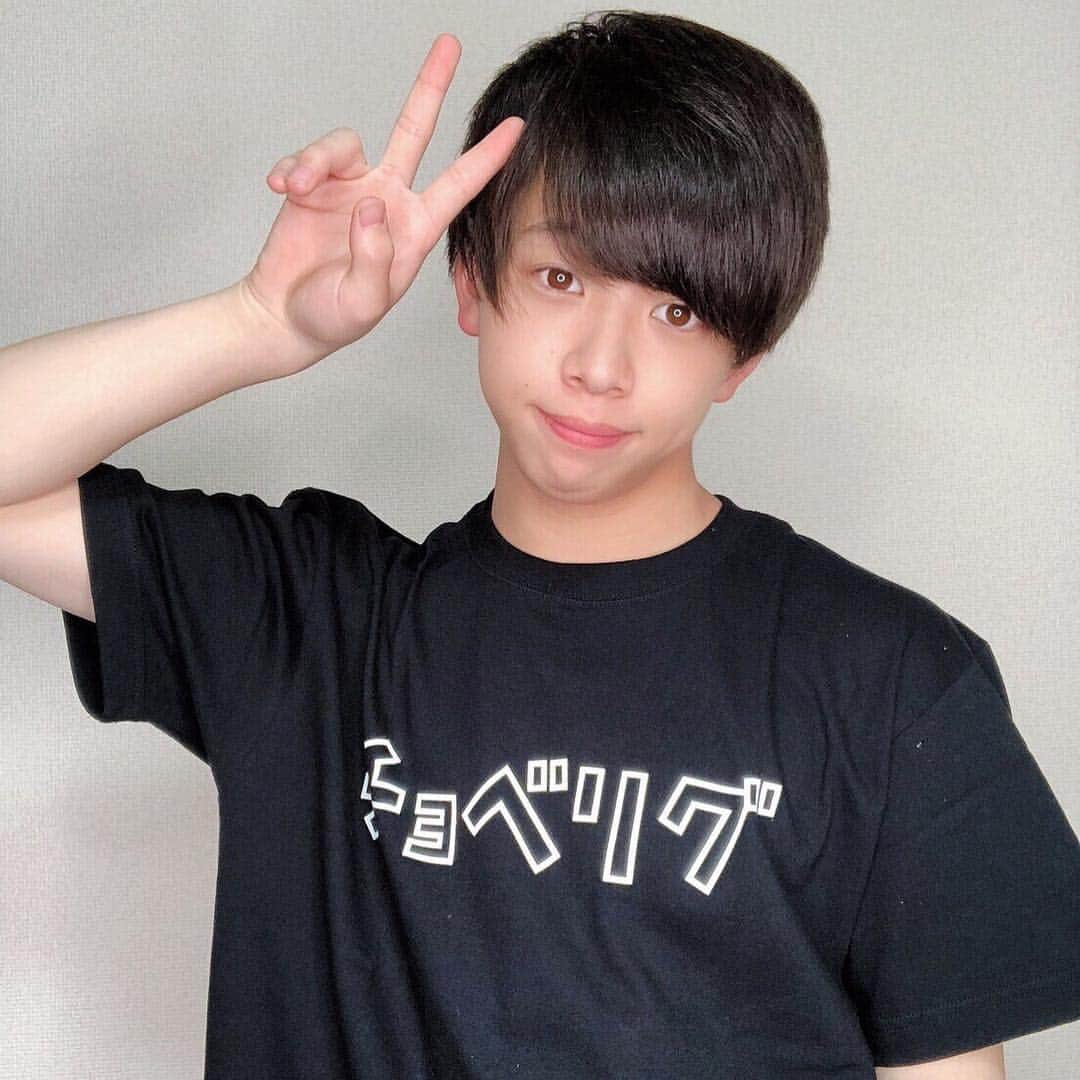 のインスタグラム：「👍チョベリグTシャツジャック👍﻿﻿﻿﻿﻿ ﻿﻿﻿﻿﻿ ついに、、平成も今日が最後🥺！！！﻿ まだまだ沢山の方々のチョベリグな写真をアップ予定🌈﻿ ﻿﻿﻿﻿﻿ 加藤勇也くんありがとう🚀﻿ SPINNSと一緒に平成最後を盛り上げよう💓﻿ ﻿﻿﻿﻿﻿ #SPINNS #スピンズ #fashion #gw #平成最後のチョベリグ #平成最後のgw #平成 #チョベリグ  #チョベリグTシャツ」