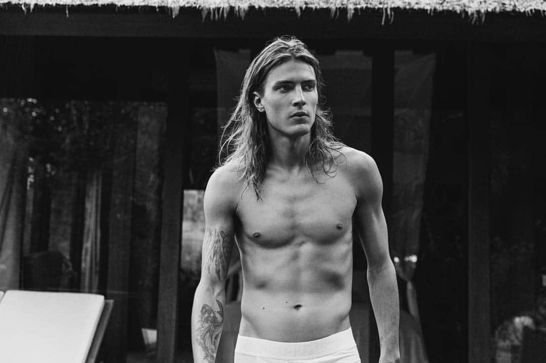 レステロッズのインスタグラム：「Original never dies.  @johnny.eagle Photo @niklasnyman  #thesecondskin #Resteröds #mensstyle」