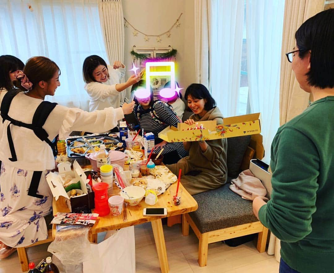 杉浦太陽さんのインスタグラム写真 - (杉浦太陽Instagram)「ノンの現場チームが来てホムパ！ 賑やか〜！ 平成ラストのホムパですね(^^) #チーム辻 #我が家でホムパ #平成ラスト」4月30日 15時52分 - sugiurataiyou_official