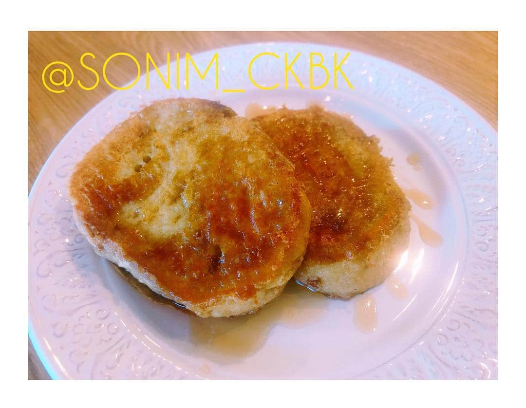 ソニン クッキングさんのインスタグラム写真 - (ソニン クッキングInstagram)「. #SonimBaking 🍞Vegan french toast🥪 更新が空いてしまいm(__)m 休日。久しぶりにゆっくり朝ご飯を作りました。 ヴィーガンフレンチトースト。 なかなかうまく出来ましたが、これまた好みの仕上がりまで研究の余地があるなと。 そもそも本当のフレンチトーストの味自体を覚えてない気がしてきた😂 #今現場にグルテンフリーが多いので #グルテンフリー系の作品に興味がまた向き始めた #これはグルテンフリーのパンではないけど #健康的で負担のない美味 #ヴィーガン #フレンチトースト #Vegan #FrenchToast #VeganFrenchToast #NoEgg #NoMilk #PeaceOut」4月30日 15時57分 - sonim_ckbk