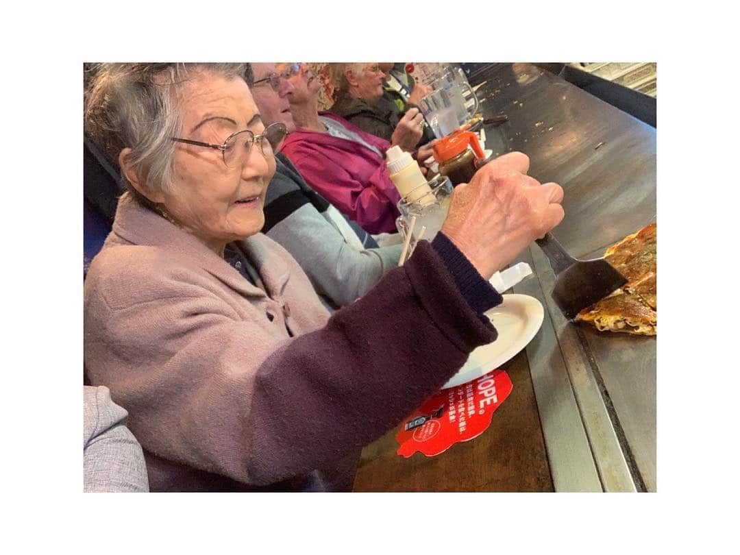 中根夕希さんのインスタグラム写真 - (中根夕希Instagram)「・ おばあちゃんが広島に遊びにきました❁  91歳の祖母は一人で福岡から新幹線に乗って来て、 いつも「お互いもう最期かもしれないからねぇ」と言って、2歳年上の93歳のお姉さんのお家へと向かうのです。  お姉さんのところに向かう前に、、 一緒にランチへ♡ 何食べたいー？と聞くと、 「久しぶりにお好み焼きを食べたいねぇ。」 というおばあちゃん。 やっぱりおばあちゃんは広島人なんだぁ、 としみじみ…。 ・ 「昔はねー、よく屋台に食べに行ってたのよー。」 「一銭洋食というのをお菓子がわりに食べてねー。」 と、懐かしそうに話してくれて。 食べ終わると、 「美味しかったねー。」 「楽しかったねー。」 と嬉しそうに話してくれたおばあちゃん。 ・ ・ 「昭和3年生まれ」のおばあちゃん。 そして、 「平成3年生まれ」の私。 ・ 「ちょうど63歳違うんだね。」 「今まで気付かなかったね。」 と顔を見合わせて笑って。  平成がまもなく終わる頃に お好み焼きを食べながら、笑いながら、 おばあちゃんとこんなお話ができたのは なんだか嬉しかったです☺︎❁ ・ 平成最後の幸せなひと時。 おばあちゃん、まだまだ長生きしてね♡  #おばあちゃん #広島生まれ #91歳 #大好きなのです #お好み村 #やっぱり広島人はお好み焼き #平成最後の思い出 #まもなく令和」4月30日 16時06分 - nakane.yuki