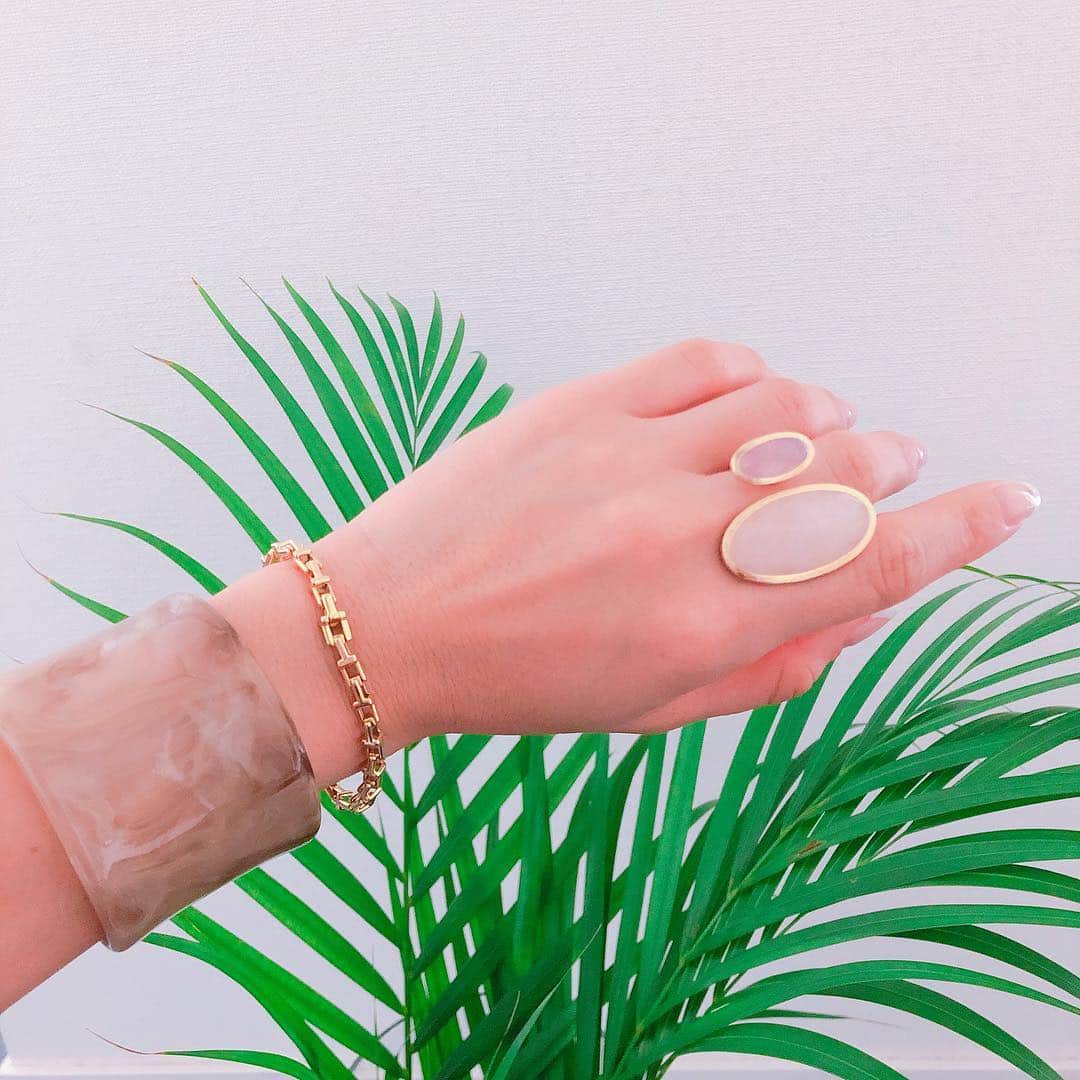 のインスタグラム：「今年の夏アクセはコチラ🌴  @stellarhollywood の💍 パープル×ピンクの天然石リング  と、ベージュが涼しげなべっ甲バングル😊  愛用の @tiffanyandco とも相性good🙆‍♀️！ 雨続きですが、ジュエリーって見るたび気分を上げてくれる😊🌴」