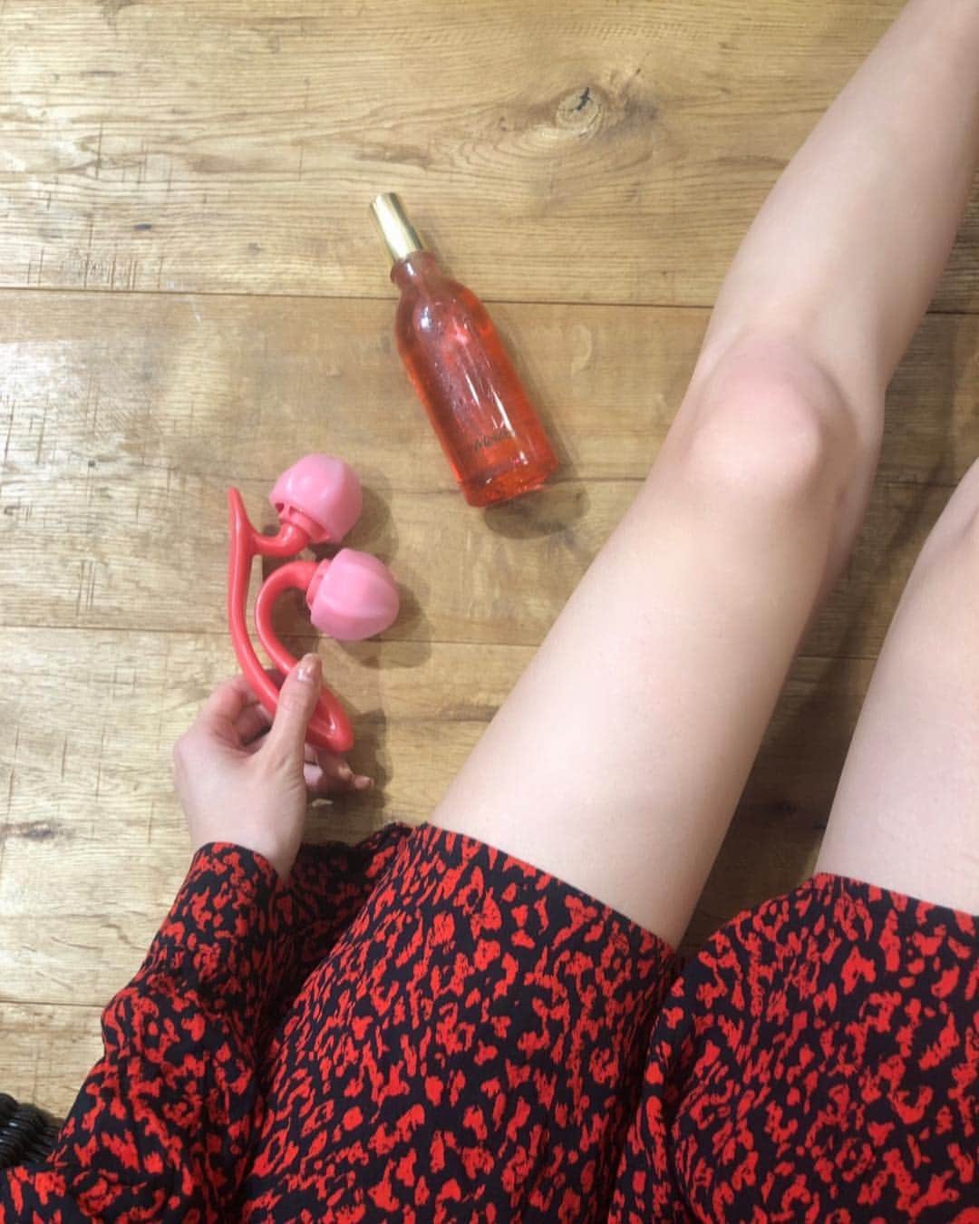 平木愛美のインスタグラム：「撮影現場にも、オイルとマッサージャーを持ってきて…🌿むくみをとるため合間にころころとまっさーじ！  メルヴィータのオイルはもう長く信頼して使っている、100％自然由来で安心のオーガニックオイル。 保湿にも、マッサージの為にも、よきです。  このマッサージャーは'ピンクのBODYケアセット'についてくる嬉しいアイテム💞🧸 挟んでコロコロするのはもちろん、しっかり大きめのシリコンローラーなのでひとつのほうでリンパをくりくり刺激しても気持ちいい。  脚はふだん、前にポストした立ち方＆歩き方の意識と、そしてふとした時にマッサージ＆ツボ押し、あとストレッチとかをするよう心がけています🦵💘 皆さんボディケアのコツや気をつけてることなどありますか？今年も、そして令和に変わったらさらに、夏に向けて一緒にがんばりましょう〜🥺🦋 #ピンクのオイル #メルヴィータ #ボディケア #マッサージ #夏活 #オイル美容 #beauty #oil #PR @melvitaofficial」
