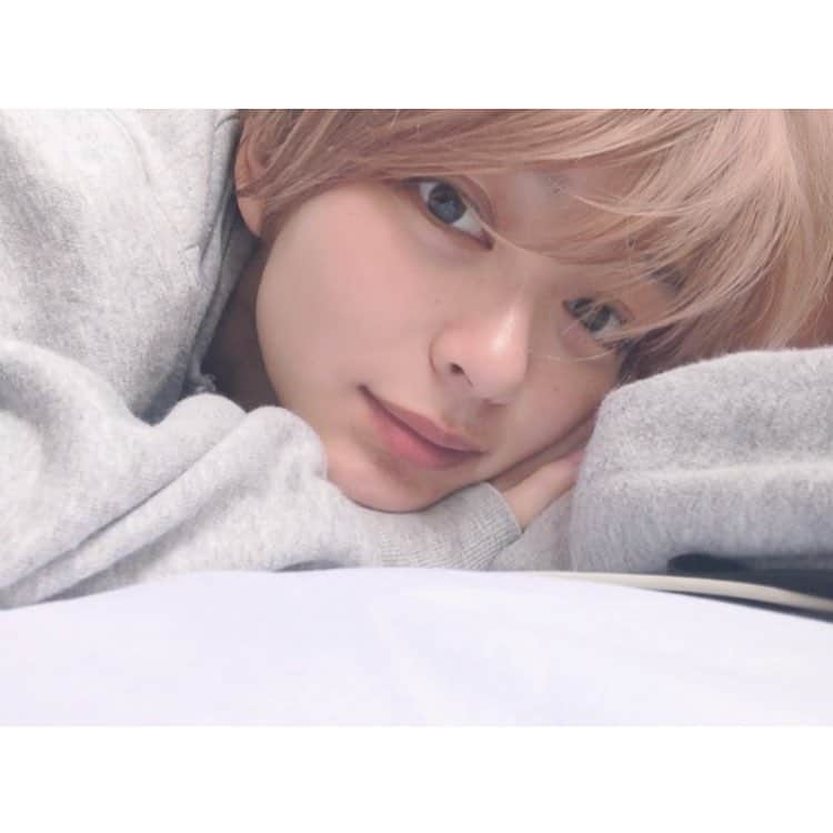 里々佳さんのインスタグラム写真 - (里々佳Instagram)「‪令和楽しみだね。平成最後の日、何していますか？‬ ‪私はるっちゃん(妹)の部屋に居座ってる。‬ ‪るっちゃんはyoutube。‬ ‪ご飯でも行こうー！と誘ったのに ムリ の一言パンチをくらいました。‬ ‪塩対応がしょっぱ過ぎるるっちゃんです👏‬ #髪色はだいぶ抜けました」4月30日 16時20分 - ririkaaaaaaaa