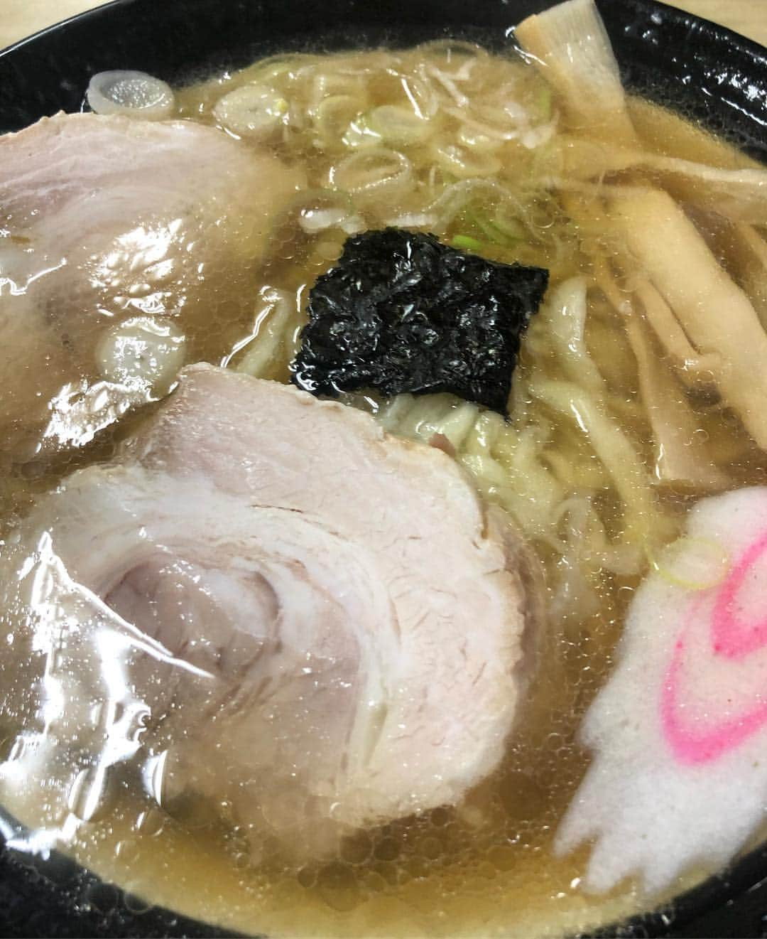 たむらけんじさんのインスタグラム写真 - (たむらけんじInstagram)「腹ペコで食べたラーメン美味かったー！ スープがとても繊細でスッキリしてるが旨味たっぷりでめちゃ好みでした。  僕が頼まないと誰が頼むのだ！メニューも発見！  #たむけん #グルメ #栃木県小山市 #夜ごはんもあるので頼みませんでした #西岡剛 #めっちゃ」4月30日 16時15分 - tamuradojou