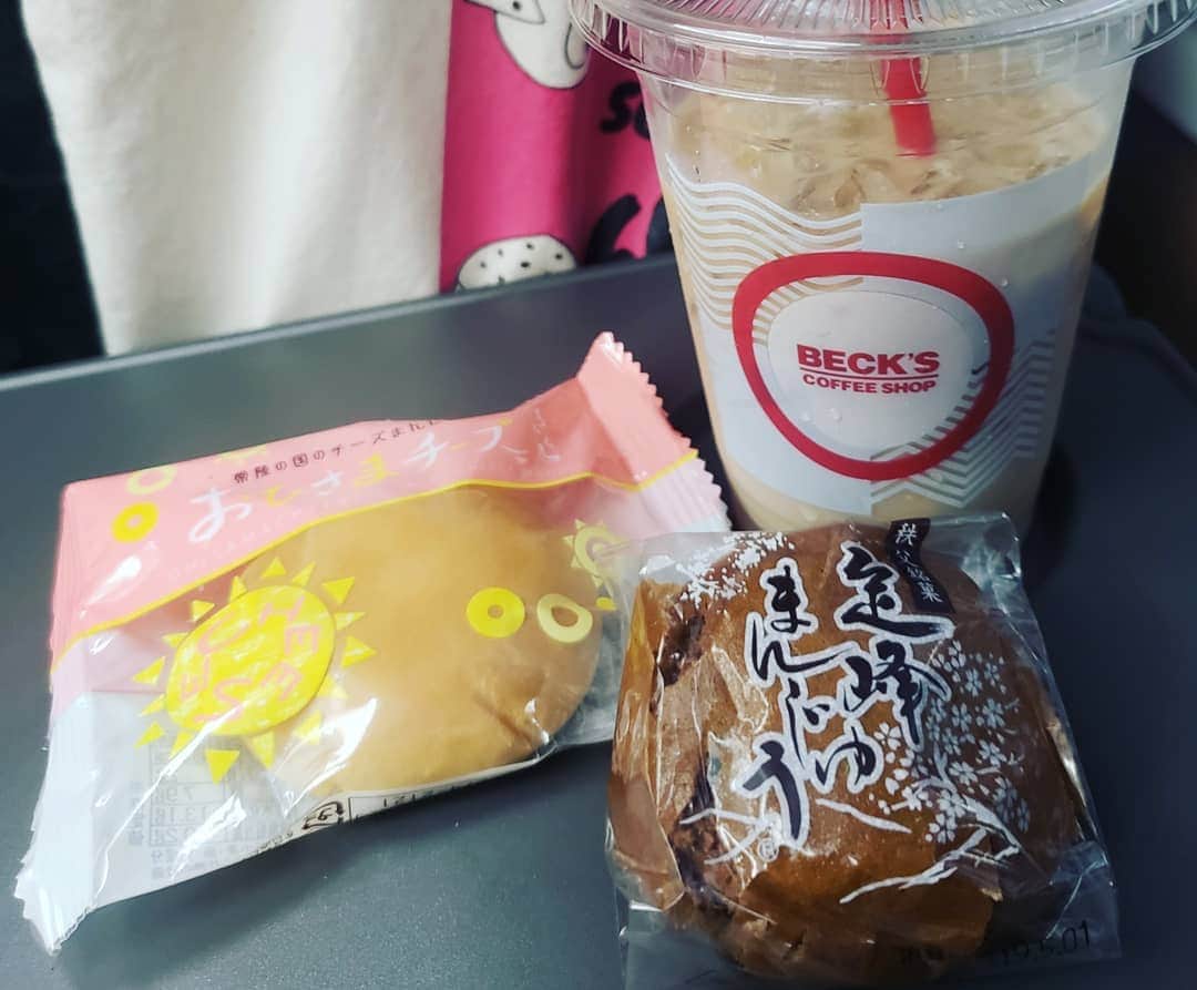 服部ひで子さんのインスタグラム写真 - (服部ひで子Instagram)「👑吉本新喜劇ワールドツアー👑 すっちー&酒井藍座長班。  4/27(土) 【富山】富山県民会館  4/28(日) 【静岡】静岡市清水文化会館  4/29(月) 【茨城】茨城県立県民文化センター  ３日間、ありがとうございました(*^^*)！ すっちー&酒井藍座長班は、 次回は5/12(日)【鳥取】に参ります！  #吉本新喜劇 #よしもと新喜劇 #新喜劇 #吉本新喜劇ワールドツアー #富山 with 『ぞの』 こと、#前園健太 くん #静岡 の車窓から望めた #富士山  #茨城 では 関東出身の #大塚澪 ちゃんのご家族が観に来られ、お差し入れで頂いた秩父の #定峰まんじゅう が最高に美味しかった #おひさまチーズ も美味でした！」4月30日 16時25分 - hideko_hattori