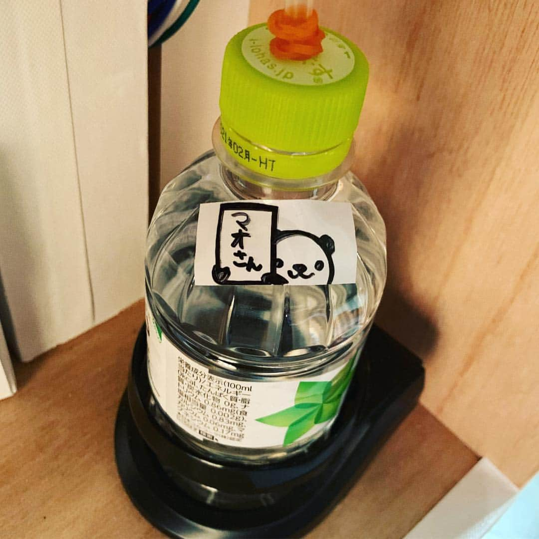 林マオさんのインスタグラム写真 - (林マオInstagram)「平成最後のミヤネ屋の放送  今日はいつも飲んでるお水に 令和を掲げた菅さんのように、  パンダちゃんが「マオさん」と 掲げてくれてる絵を スタッフのKちゃんが 描いてくれてました🐼❤️ ありがとう！！ 明日から 新時代、「令和」ですね  どんな時代になるんだろう どんな時代にしていこう  令和も平和な時代でありますように…  人に優しく、 人に感謝のできる 時代にしていきたいです  明日もミヤネ屋 よろしくです！！ ちなみに… 明日は、あちらこちらから生中継！ お楽しみに…♬」4月30日 16時30分 - maohayashi_ytv