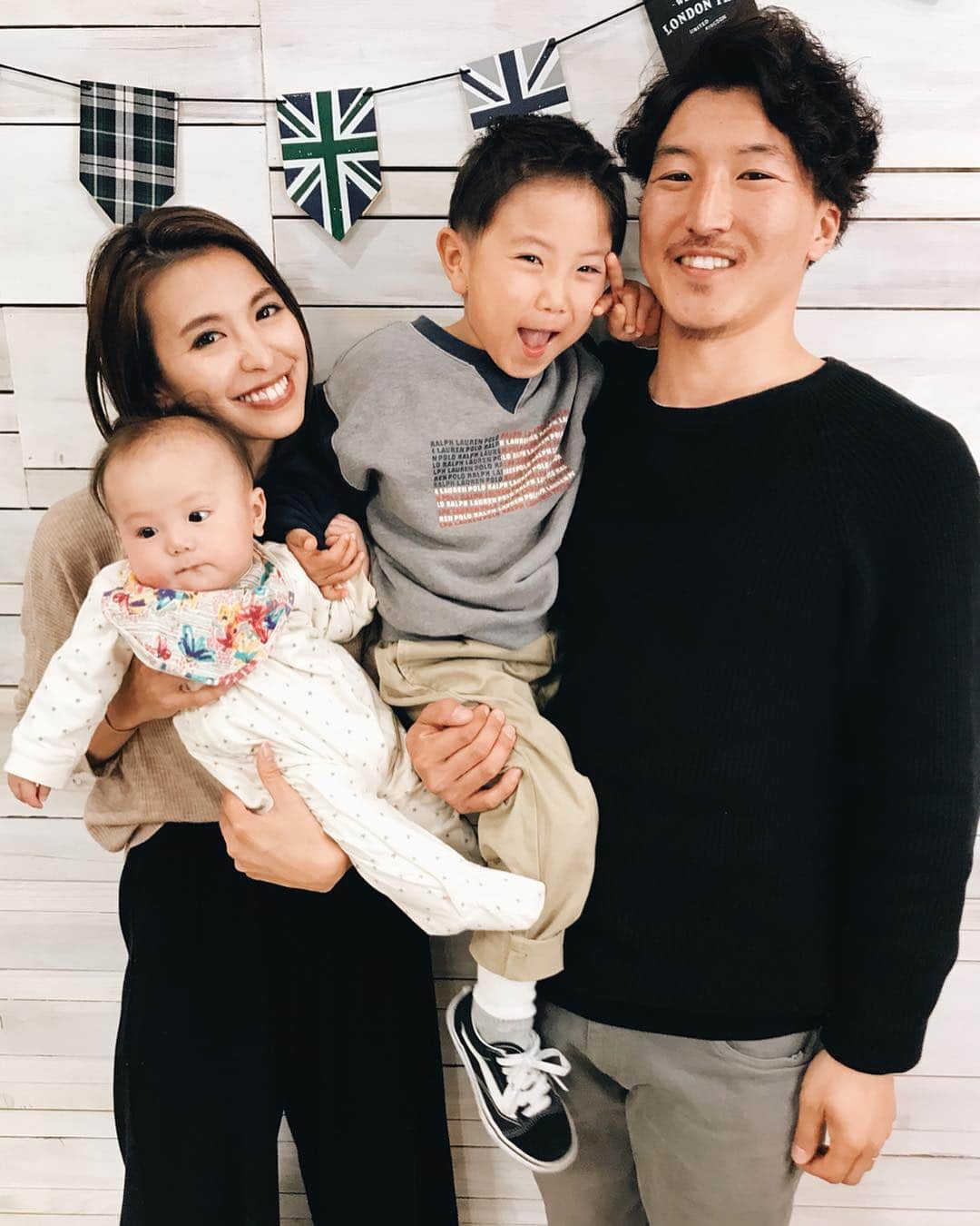 高橋菜摘のインスタグラム：「👨‍👩‍👧‍👦 平成終わりの日🧚‍♀️ たくさんの思い出がフラッシュバックするのは 思えば1歳からずっと平成だったもんなぁ。 自分の歳イコール平成○○年だったから すごく数えやすかったけどそれも今日で終わり！ 息子と娘を授かれたことが自分にとって最大の功績♥️ 令和もわたしたちFamilyをよろしくお願いします👨‍👩‍👧‍👦 (2枚目の息子の表情に注目w) . そして今日は母の誕生日🎂 平成最後の日が誕生日なんてイカしてる🔥 さてケーキ買ってこよ🎂♡ _______________ #平成 #令和 #平成最後 #令和元年 #家族 #家族写真 #ファミリー #お世話になりました #familyphotography #myfamily #heisei #reiwa #happynewyear ?」