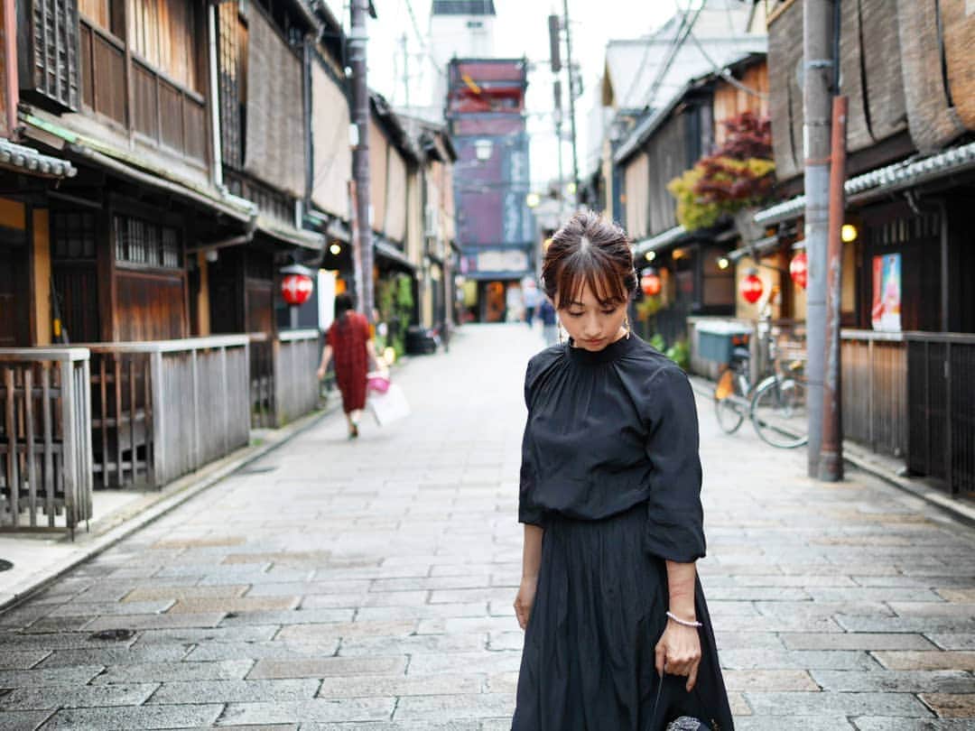 k30858mさんのインスタグラム写真 - (k30858mInstagram)「MAMEBACOから歩いて鴨川を渡りそこからタクシーで祇園へ✨🌿✨ 人生初祇園💓😍💓 すごく素敵でしたっ😆⤴️⤴️ #東京カレンダー ぽい！ぽい！😍✨ と言いながらあちこち歩きました❤️ 時間があったらお着物で歩きたい町並みでした👘💞 #京都#京都の旅#日帰り京都#日帰り#弾丸#弾丸京都#誕生日旅行#梢潤彩#松潤と二宮#松潤と二宮とアヤ#親友#心友#ママ#ママライフ #mama#mamalife#kyoto#おおきに#祇園#gion#夜景も素敵#お着物着たい#お散歩#散策#たくさん歩いた#よく歩いた#楽しい#素敵#素敵な町並み」4月30日 16時46分 - k30858m