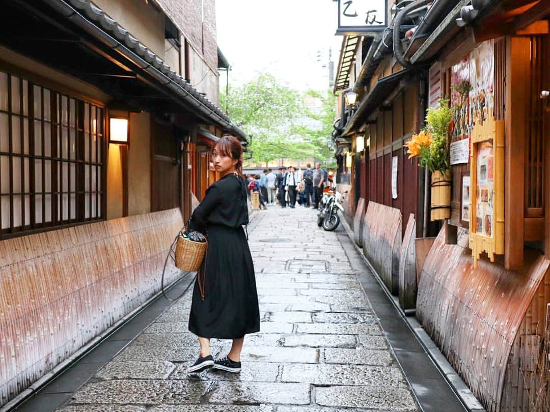 k30858mさんのインスタグラム写真 - (k30858mInstagram)「MAMEBACOから歩いて鴨川を渡りそこからタクシーで祇園へ✨🌿✨ 人生初祇園💓😍💓 すごく素敵でしたっ😆⤴️⤴️ #東京カレンダー ぽい！ぽい！😍✨ と言いながらあちこち歩きました❤️ 時間があったらお着物で歩きたい町並みでした👘💞 #京都#京都の旅#日帰り京都#日帰り#弾丸#弾丸京都#誕生日旅行#梢潤彩#松潤と二宮#松潤と二宮とアヤ#親友#心友#ママ#ママライフ #mama#mamalife#kyoto#おおきに#祇園#gion#夜景も素敵#お着物着たい#お散歩#散策#たくさん歩いた#よく歩いた#楽しい#素敵#素敵な町並み」4月30日 16時46分 - k30858m
