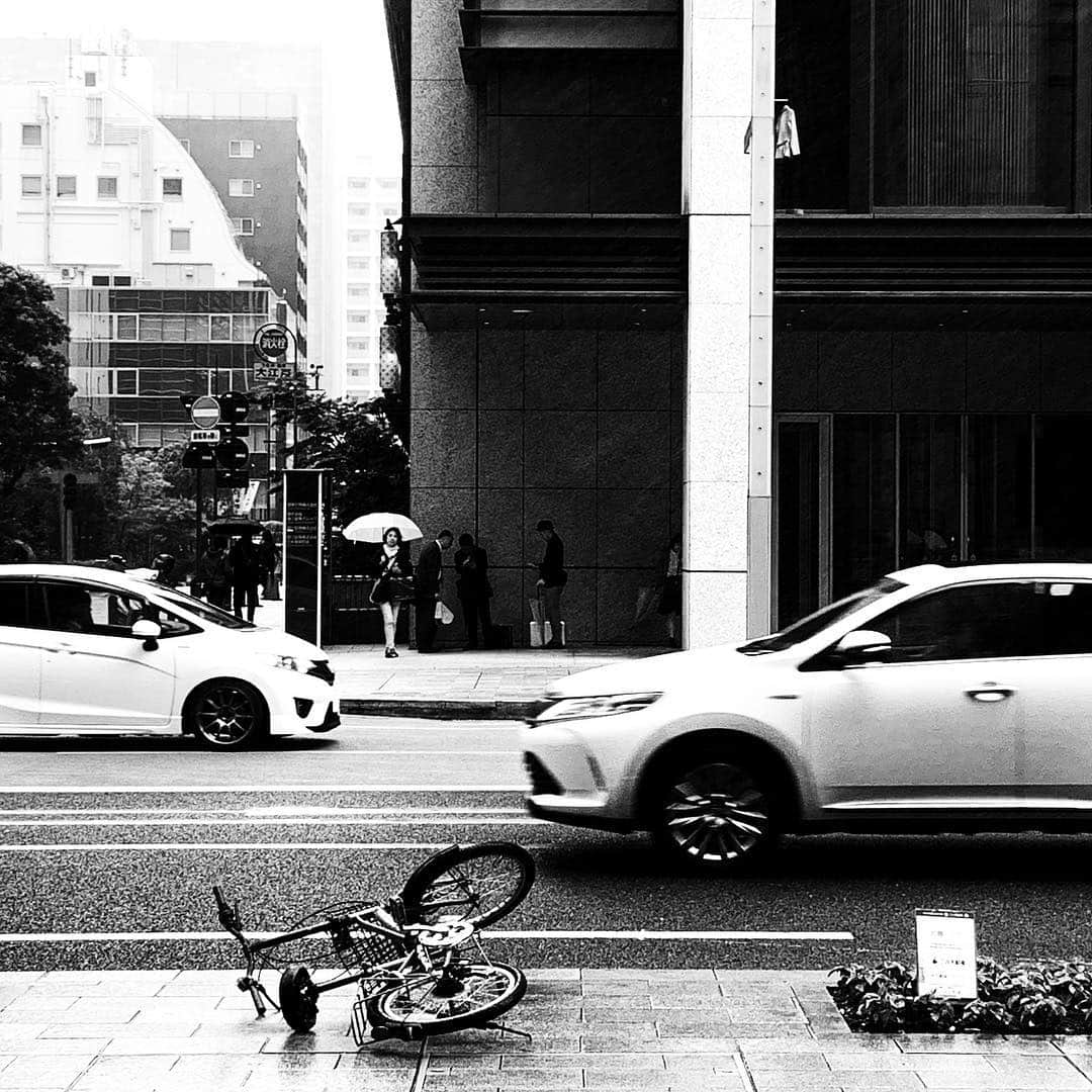 naotakeのインスタグラム：「新しい時代 - A new era / iPhone XR + Snapseed, 20190501 . . 時代の区切りは、ステーキを食べながら穏やかに過ごす。 . . #royalsnappingartists #infamous_family #rsa_main #infinity_photo_cult #2_fineart #jp_gallery #jp_gallery_bnw #trb_bnw #wp_bnw  #bnw_life #bnwlife_member #bnw_life_shots #bnw_captures #world_bnw #top_bnw #team_jp_ #team_jp_モノクロ #ig_energy_bw #ig_nihon #streetphotographybnw #igersjp #blackandwhite #bnw #bnwphoto #monochrome #bw #bnwphotography #ShotOniPhone #shotoniphoneXR」