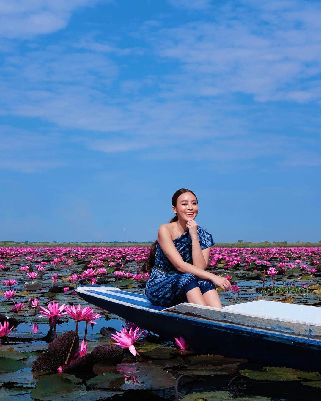 Amata Chittaseneeさんのインスタグラム写真 - (Amata ChittaseneeInstagram)「Red Lotus Sea in January, UdonThani, Thailand #pearypieamazingthailand #amazingไทยเท่」4月30日 16時55分 - pearypie