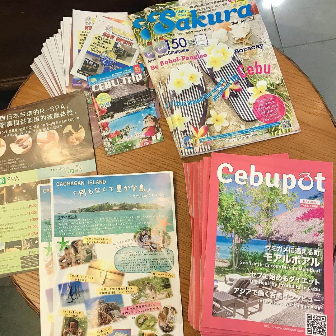 美容留学のアジアビューティカレッジのインスタグラム：「✂︎﻿﻿ セブ島の情報誌 Cebupot  最新号が届きました！ 他にも日本語の観光案内が沢山ありますので 是非ご覧ください😊 .  英語と美容が学べるセブ留学 海外で美容師で活躍しよう‼️ ﻿ @abc_cebu﻿﻿ ﻿ #美容師 ﻿ #スタイリスト﻿ #ヘアスタイリスト﻿ #美容室﻿ #美容院 ﻿ #ヘアサロン﻿ #美容留学﻿ #語学留学﻿ #海外留学 ﻿ #スタイリング ﻿ #カラーリスト ﻿ #日系サロン﻿ #美容師アシスタント #イルミナカラー﻿ #海外生活﻿﻿ #美容学生 ﻿ #セブ島﻿ #英会話 ﻿ #スタイリストデビュー ﻿ #美容師転職 ﻿ #美容師募集﻿ #外国人風カラー ﻿ #美容師の卵﻿ #マツエク  #アイラッシュ  #ヘアアレンジ ﻿ #海外で美容師したい﻿ #美容師さんと繋がりたい #美容師アシスタント #海外美容師」