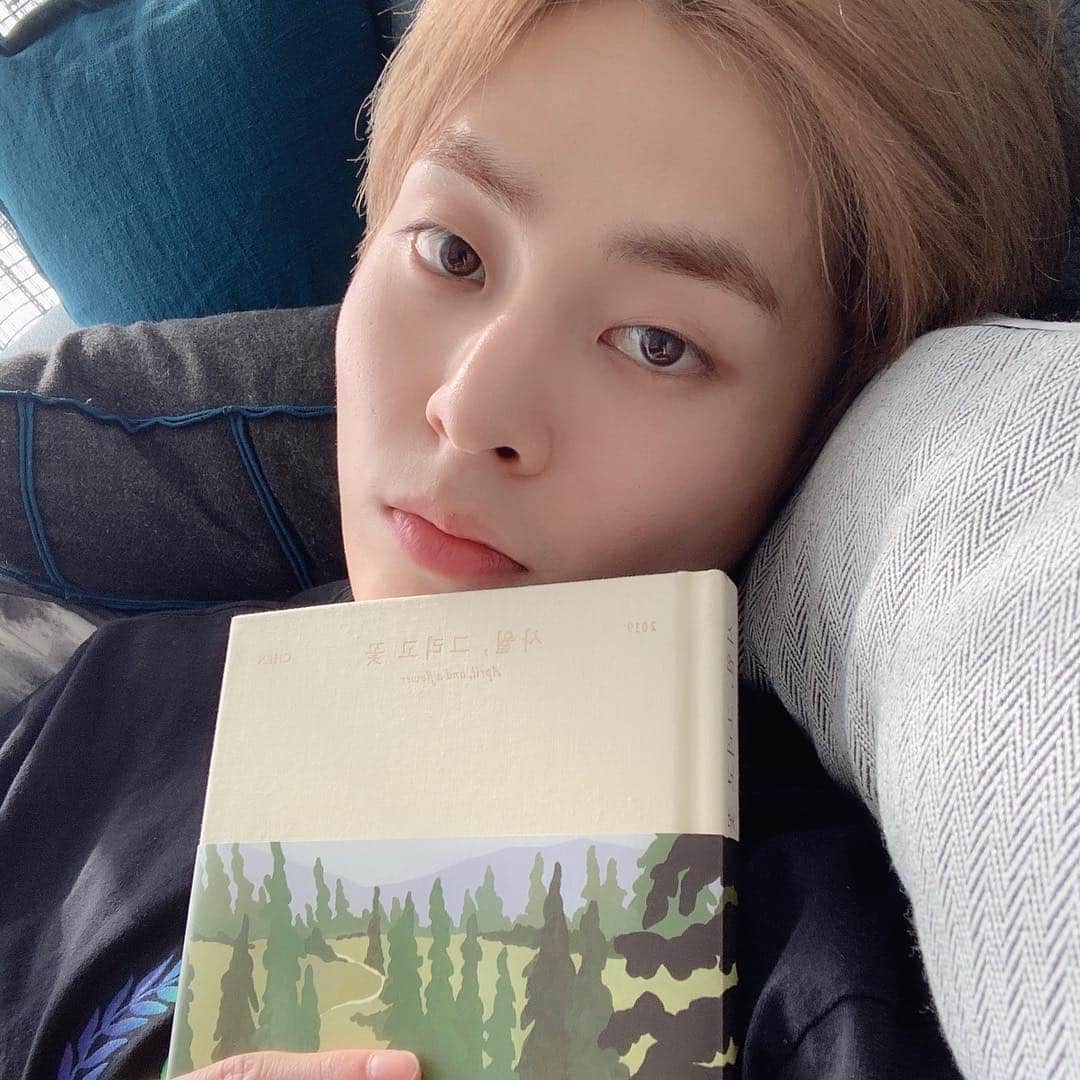 のインスタグラム：「4월의 마지막날!! 오늘 하루는 '사.지.우.헤'만 들어야지~  좋은 노래 불러줘서 고맙다 종대야🥰」