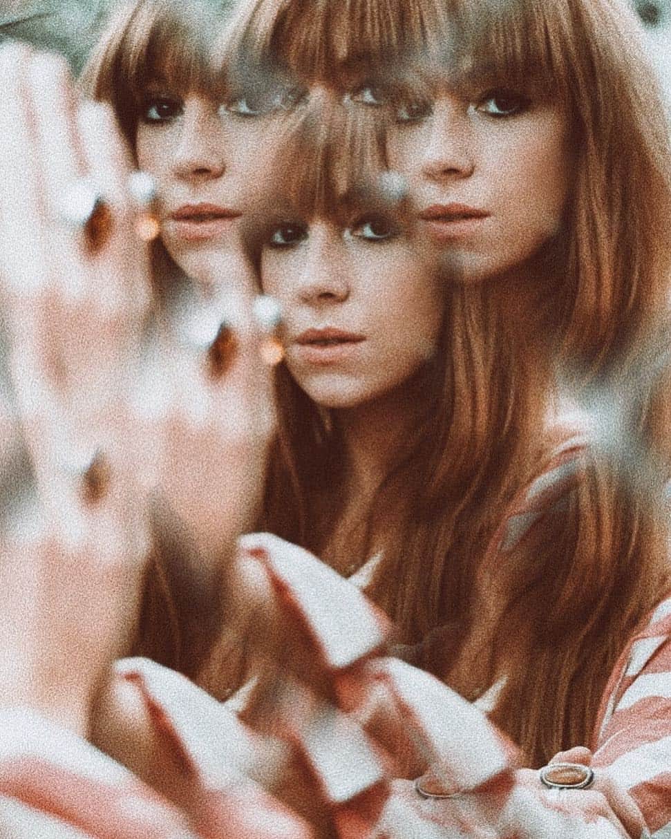 ローラ・ウェルッシュのインスタグラム：「🌊 by @bjornfranklin」