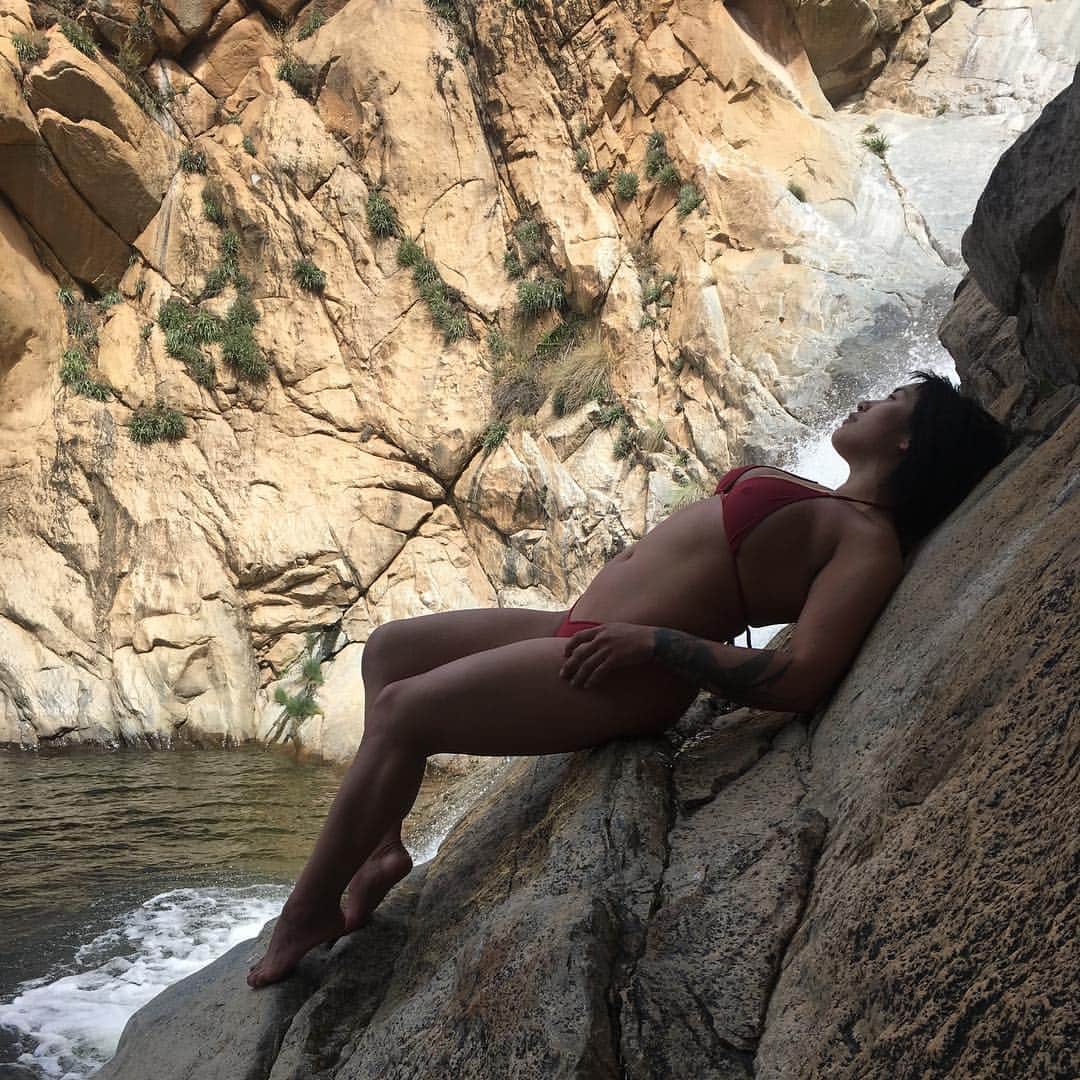 Mia Littleのインスタグラム：「Another from Devil’s Punch Bowl. [pd: Mia reclining against a sloping rock shelf with the waterfall from Devil’s Punch Bowl pouring down into a pool of water into the background]」