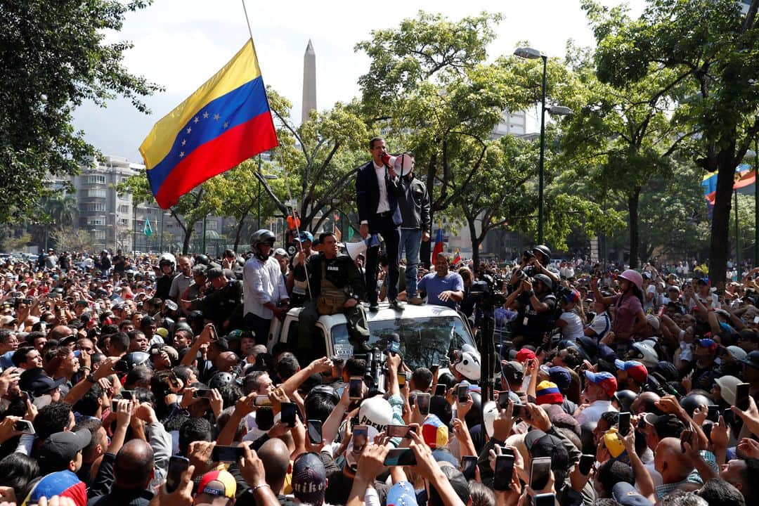 ルモンドさんのインスタグラム写真 - (ルモンドInstagram)「Juan Guaido, le leader de l’opposition à Maduro, sur le toit d’un pick-up Place Altamira à Caracas au Vénézuéla, entouré par une foule les acclamant et criant : « Sí se puede » (« oui, on peut ! »), le 30 avril.  Les autorités vénézuéliennes ont dénoncé, une « tentative de coup d’Etat », peu après que l’opposant Juan Guaido est apparu en compagnie d’hommes en uniforme à la base militaire de La Carlota à Caracas, dans un message vidéo, où il appelle au départ du chef de l’Etat, Nicolas Maduro.  Il était impossible de connaître, mardi après-midi, le nombre de militaires ayant décidé de soutenir l’opération lancée par Juan Guaido. On ne notait pas la présence de tanks dans les rues de Caracas ni de survol d’avions militaires laissant penser à un soulèvement massif. - Photo : Carlos Garcia Rawlins/Reuters (@reuters) - #Venezuela #Maduro #Guaido」5月1日 2時30分 - lemondefr