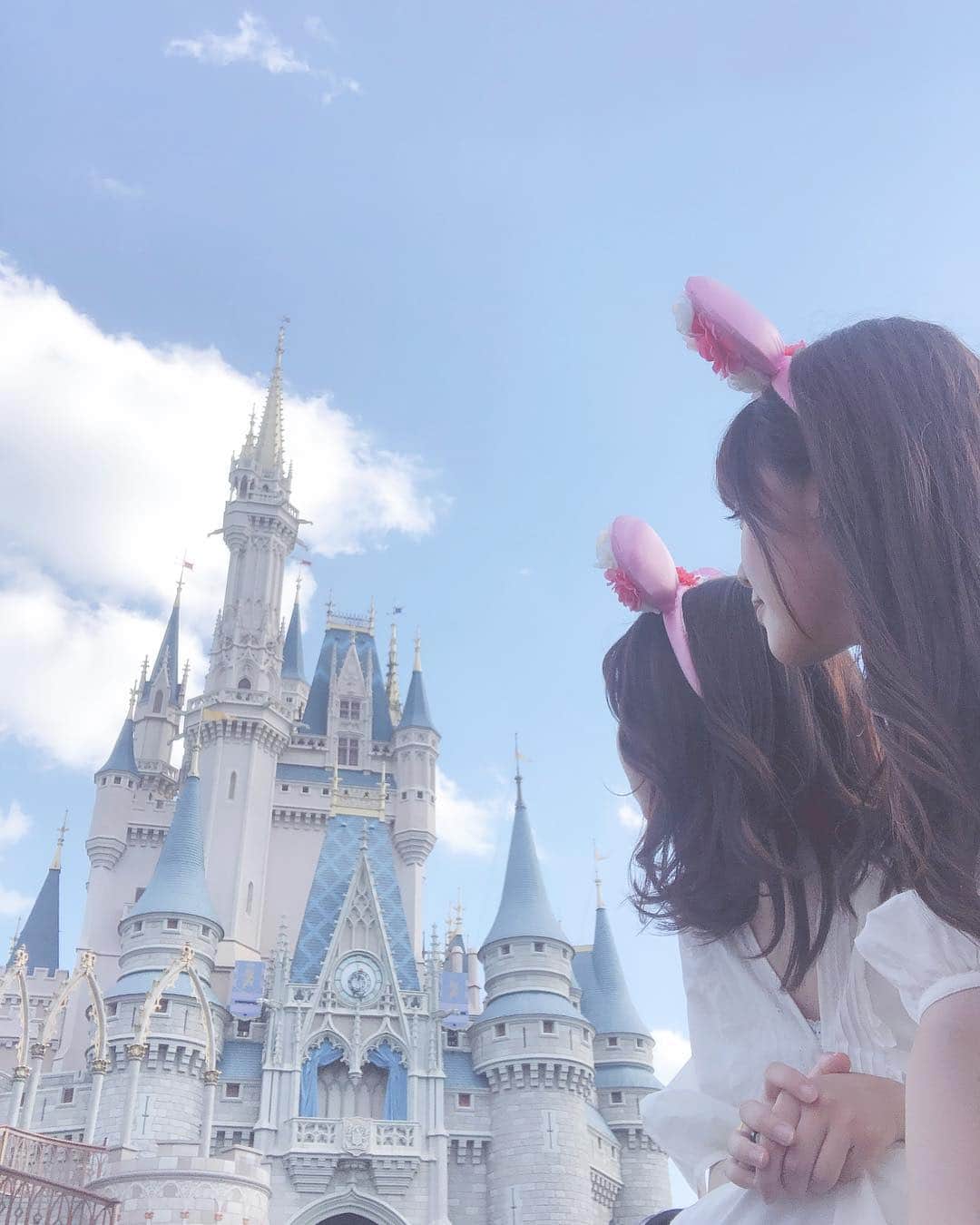 河村友歌のインスタグラム：「シンデレラ城の昼と夜…🏰💕 (1枚目、2枚目スライドしてね)  ハッピリーエバーアフター最高に美しかったから少しだけ感動を共有する〜！ 2日目は日本の#ディズニーランド に近い内容の#マジックキングダム でした。 写真は今後たくさん載せてく(予定)  #disneyworld #disney #wdw #waltdis#waltdisneyworld #magickingdom #orlando #florida #happilyeverafter #projectionmapping #ディズニーワールド #ウォルトディズニーワールド #ディズニー #シンデレラ城 #ハッピリーエバーアフター #プロジェクションマッピング #フロリダ #オーランド」