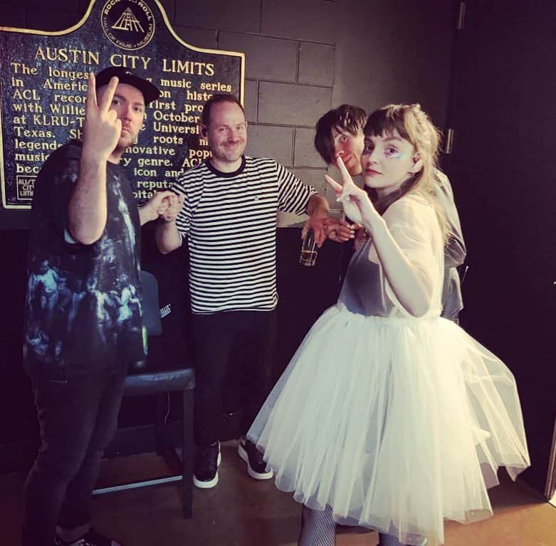 CHVRCHESさんのインスタグラム写真 - (CHVRCHESInstagram)「Three shows left on this tour 🖤 Never Say Die.」5月1日 2時37分 - chvrches