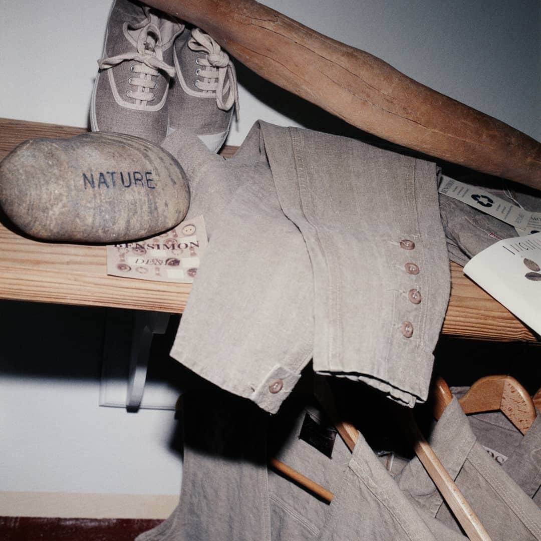 ベンシモンのインスタグラム：「- 1994 - Les deux frères Bensimon fêtent les 10 ans de création de leur marque. Ils inaugurent une capsule baptisée «B.S», une édition compilation de leurs pièces fortes, une ligne particulière composée des racines vestimentaires qui ont fait l’histoire de Bensimon. Surtout, Serge vide les casernes de France et de Navarre de leurs ballots de draps de quarante ans d’âge. Résultat ? Un lin recyclé, tout doux surlavé, aux couleurs passées, retaillé en jeans, vestes de travail et gilets. 🇬🇧 The two Bensimon brothers celebrate the 10th anniversary of the creation of their brand. They launch a capsule collection called « B.S » a compiled edition of their best pieces, a particular line with roots that made the story of the brand. Above all, Serge empties the barracks of France and Navarre from their sheets of forty years of age. The result ? A recycled, over washed, very soft linen with vintage colors, resized in jeans, work jackets and cardigans. #bensimon40 #bensimonanniversary」