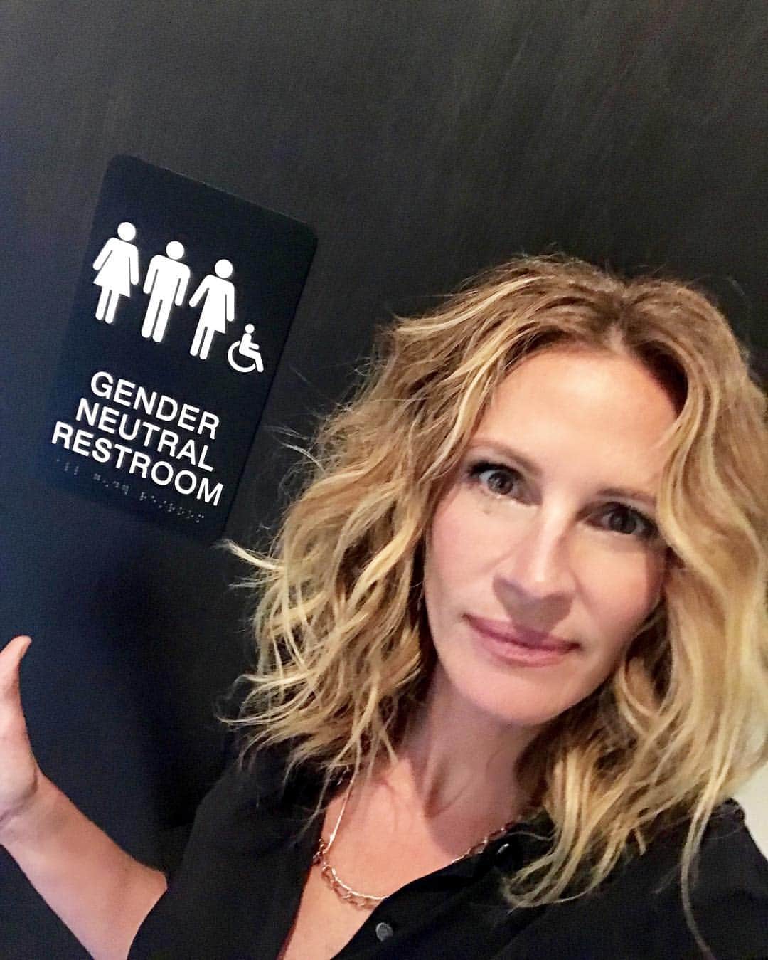 ジュリア・ロバーツのインスタグラム：「I wish they all said this. 🌟🚽🌟 Please check out my story.」