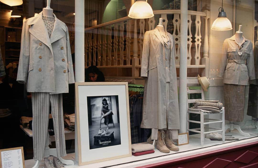 ベンシモンのインスタグラム：「- 1998 -  A l’aube de l’an 2000, leur style «casual» inimitable s’est fait une place dans toutes les garde-robes. Home Autour du Monde a lancé la tendance des concept-stores. Quant à la tennis, c’est désormais un must-have, iconique de la Parisienne et de son allure unique qui fait rêver le monde entier. Car Serge et Yves aiment puiser leur inspiration dans ce Paris qu’ils habitent, connaissent et qui, pour eux, est synonyme de beauté et de liberté. > Printemps 1998, vitrine de la boutique du Marais. 🇬🇧 At the dawn of the year 2000, their inimitable « casual » style has made its way into all wardrobes. Home Autour du Monde launched the trend of concept stores. As for the tennis sneaker, it is now a must-have, an iconic fashion accessory of a Parisian women and its unique look that makes the world dreams of. Moreover, Serge and Yves like to draw their inspiration from the Paris they know, they live in and which is synonymous with beauty and freedom. > Spring 1998, Front window of the Marais shop. #bensimon40 #bensimonannviersary」