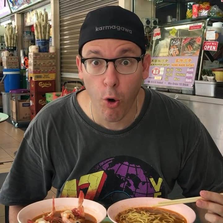 ティモシー・サイクスのインスタグラム：「WARNING: DO NOT ATTEMPT TO TRY THIS ON YOUR OWN, FOOD TASTING VIDEOS CAN BE VERY DANGEROUS! A few weeks ago, I met legendary foodie @migrationology on a @the.hungry.tourist trip to Thailand and Sri Lanka and I figured I could create my own foodie tasting videos just like Mark and David do nearly every day…it couldn’t be that hard, right? This video is my attempt at doing what they do, but as you’ll see it’s not as easy as they make it look and this endeavor can actually be very hazardous to your health as I burned my finger and tongue pretty badly trying the curry puffs at one of the best Hawker centers (aka food courts) in Singapore. PS once I treated my burns and the curry puffs cooled down, they were the absolutely the best bites I had here, definitely visit one of these food courts next time you’re in Singapore…just be very careful :) #foodiesofinstagram #dangerous #jewfood」