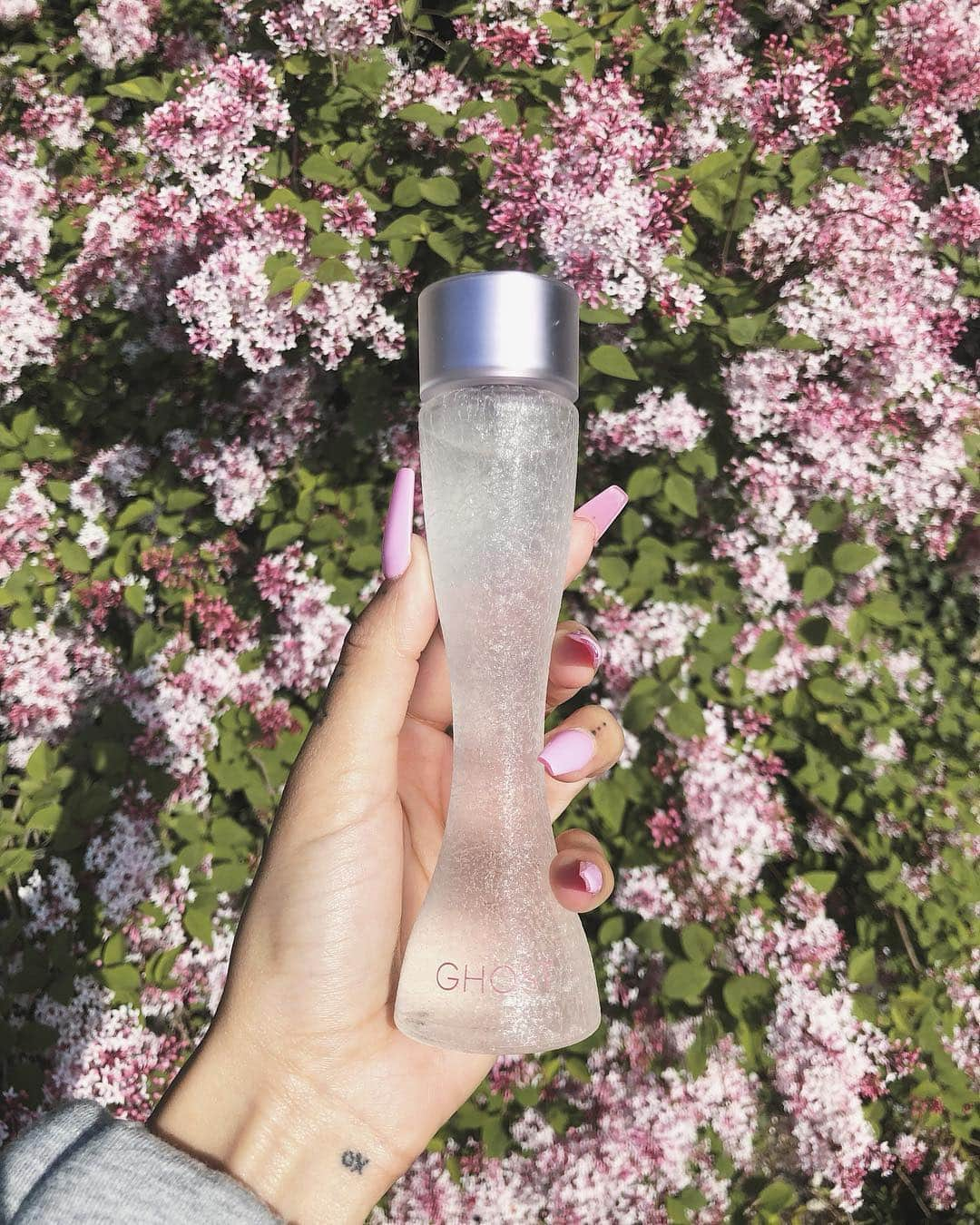 ジェイデ・ピアスさんのインスタグラム写真 - (ジェイデ・ピアスInstagram)「This #ghostpurity fragrance is a new favourite of mine! The notes of dewy rose petals and violet are perfect for summer. Make sure you visit and follow @ghostfragrances 💕 #ad」5月1日 2時52分 - jaydepierce