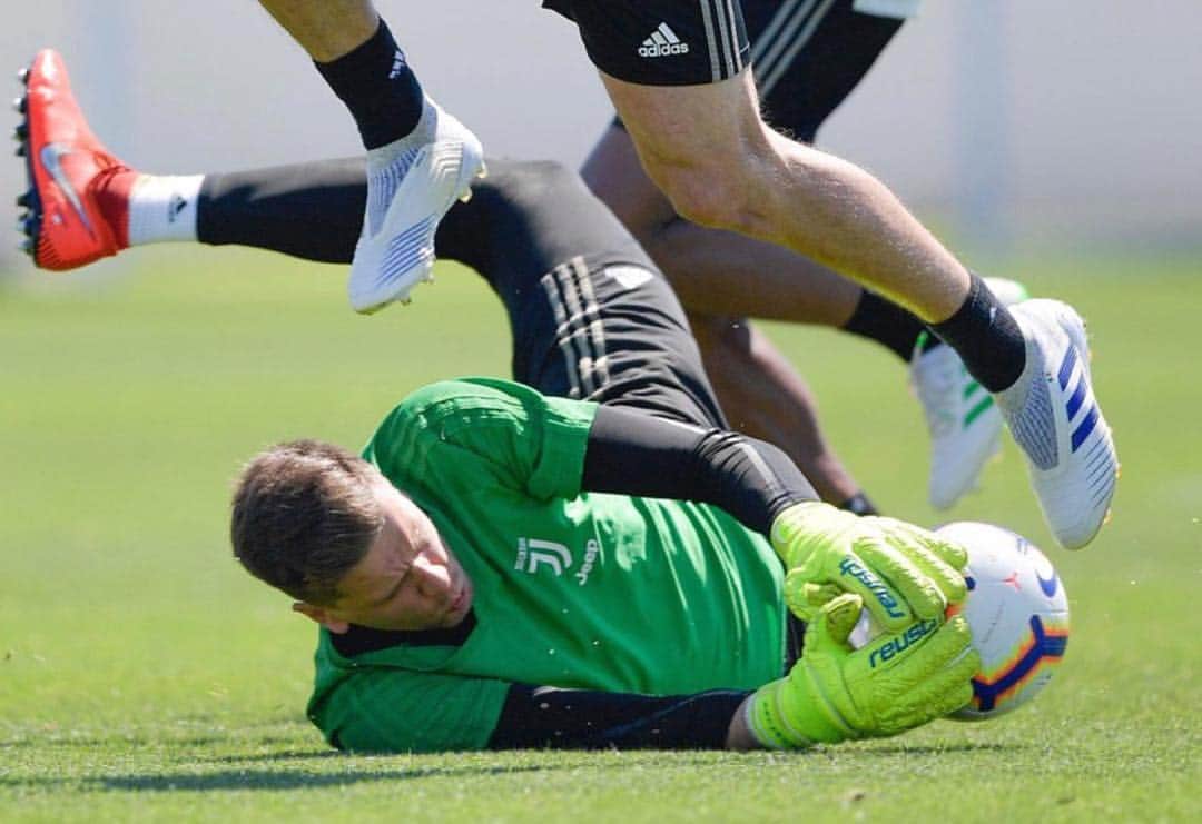 ヴォイチェフ・シュチェスニーのインスタグラム：「-3 days to the derby 💪⚽️ #ForzaJuve #training」