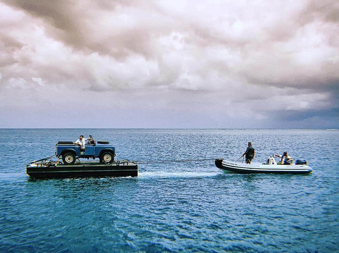 James Bond 007さんのインスタグラム写真 - (James Bond 007Instagram)「"It even floats on water. #worldlandroverday” – @cary_fukunaga, #Bond25 director.」5月1日 2時54分 - 007