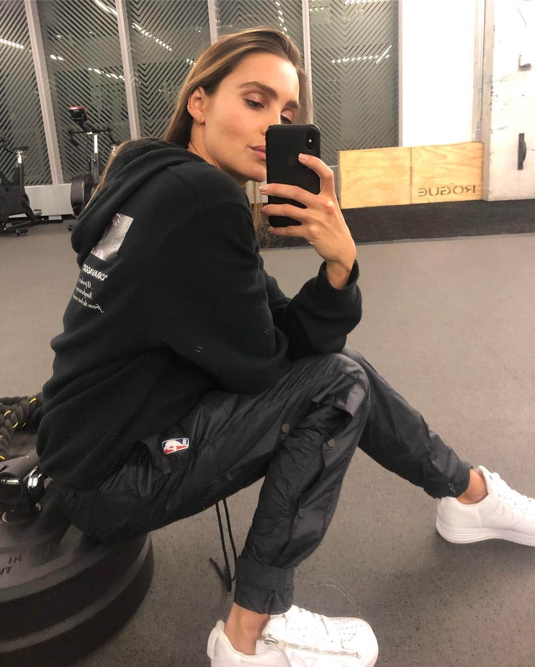 Kirsty Godsoさんのインスタグラム写真 - (Kirsty GodsoInstagram)「Men’s clothes forever ❤️⚡️✨ but with a touch of 🧚🏽‍♀️ Too proud of my beautiful friend @nikkideroest creating a product that can be worn from the street to the studio to a sweat session. @roenbeauty gives that extra ✨ to match the shine inside you. 💕 #roenbeauty」5月1日 2時56分 - kirstygodso
