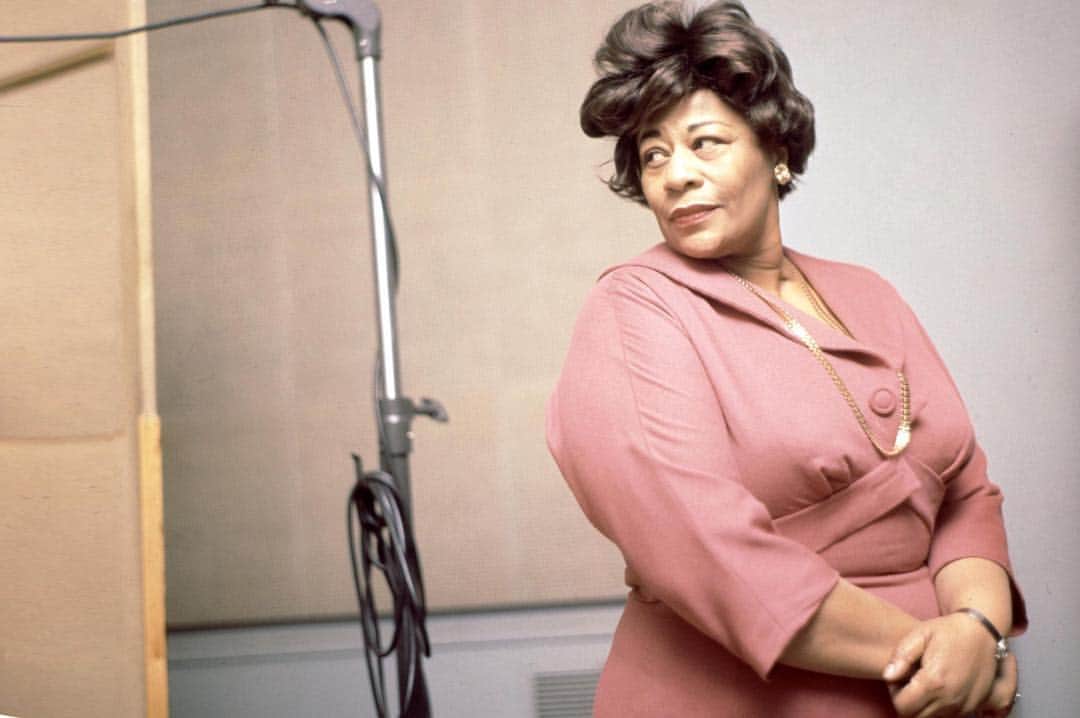 The GRAMMYsさんのインスタグラム写真 - (The GRAMMYsInstagram)「Did you know? #EllaFitzgerald won 13 #GRAMMYs, a #RecordingAcademy Lifetime Achievement Award and has eight recordings inducted into the GRAMMY Hall Of Fame, the most ever by a female artist! If that wasn't enough...she also holds the distinction as the first African-American to receive a GRAMMY! #InternationalJazzDay」5月1日 3時05分 - recordingacademy